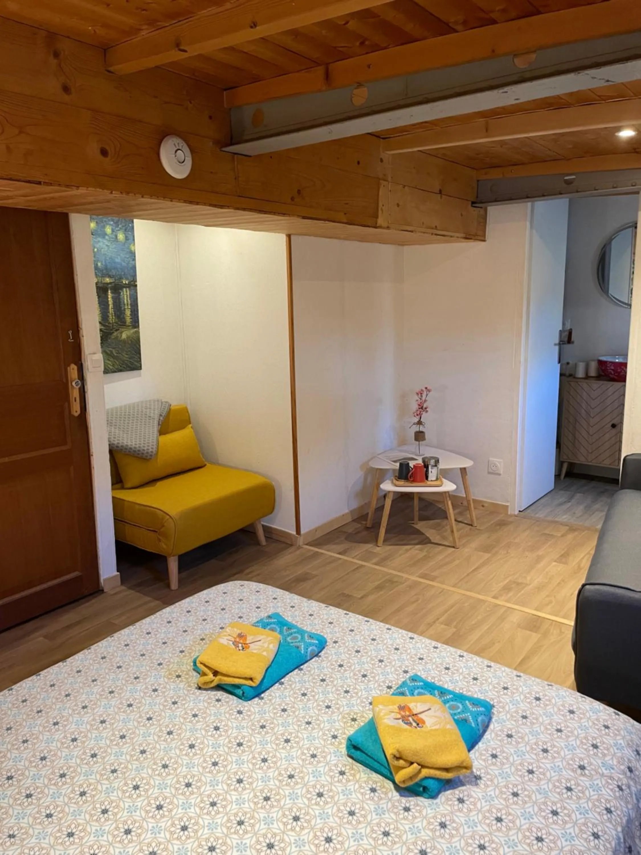 Seating area, Bed in Péniche Le Pescalune - Chambre d'hôtes