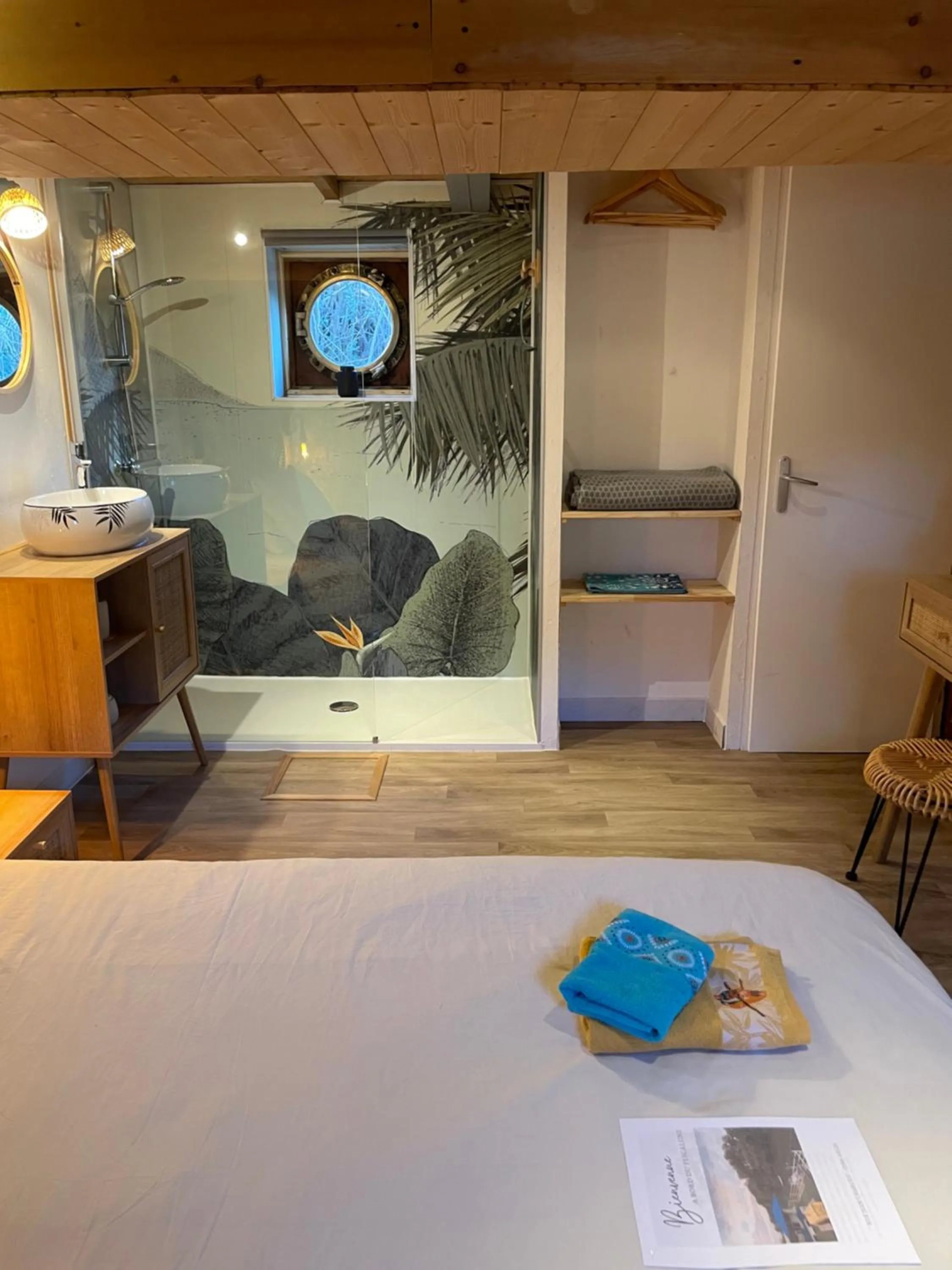 Photo of the whole room, Bed in Péniche Le Pescalune - Chambre d'hôtes