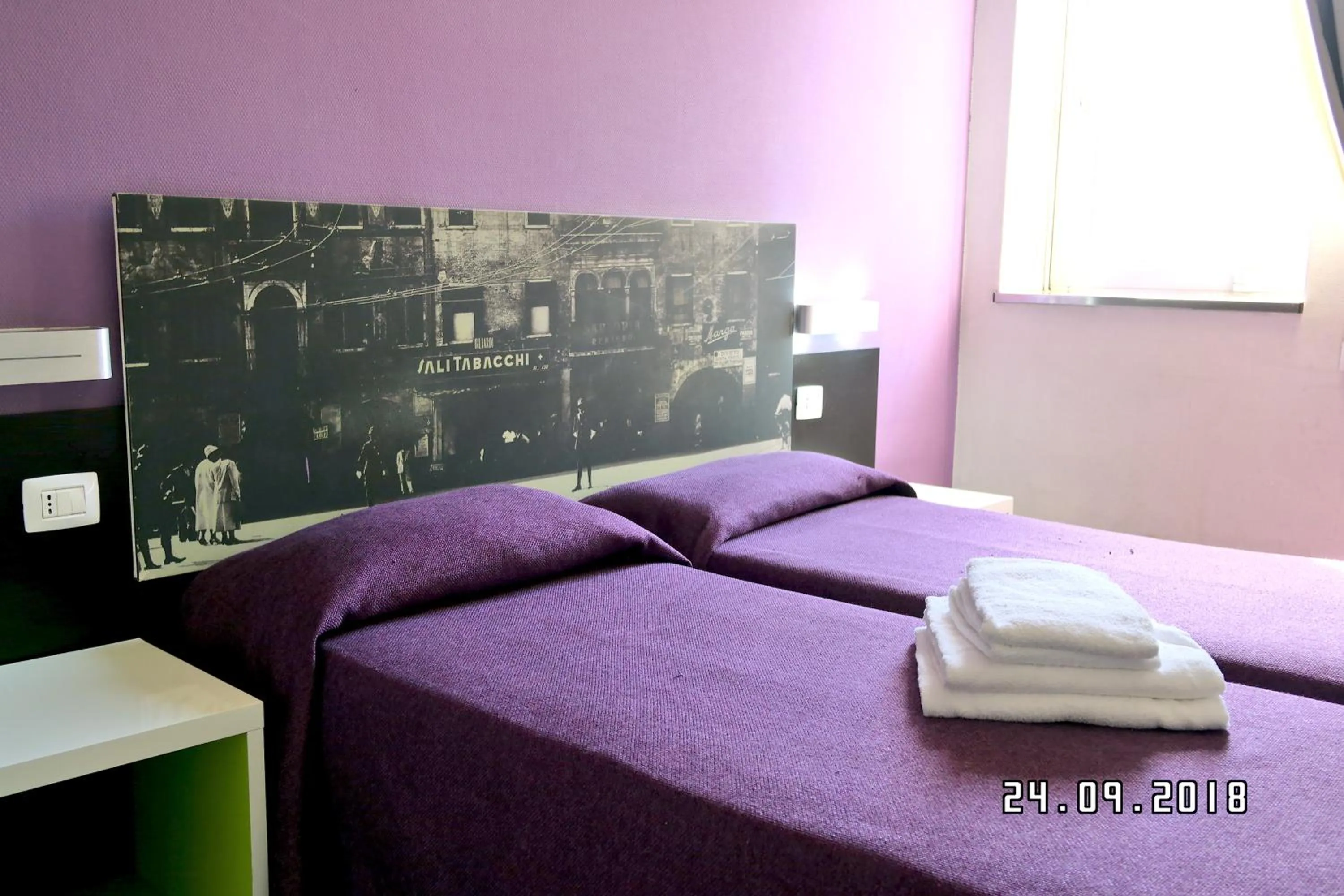 Bedroom, Bed in Hotel Mondial