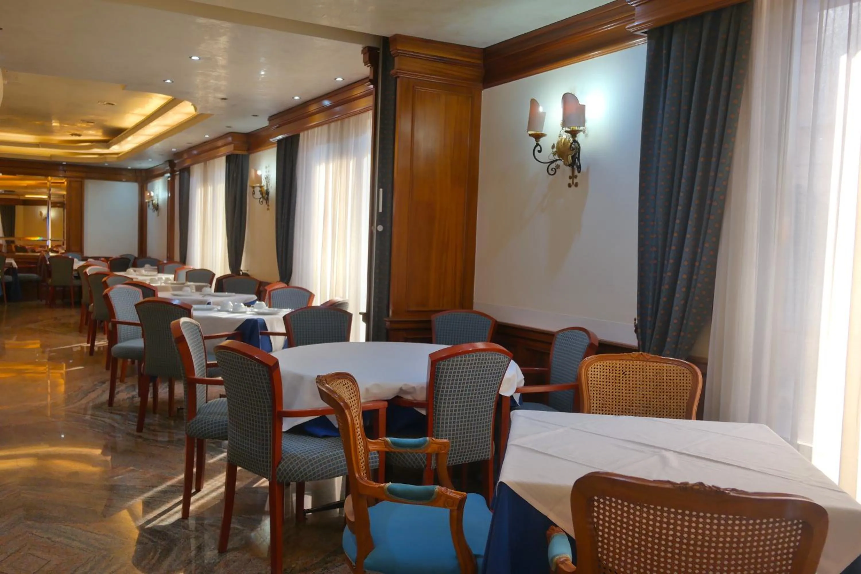 Restaurant/places to eat in Hotel Mondial