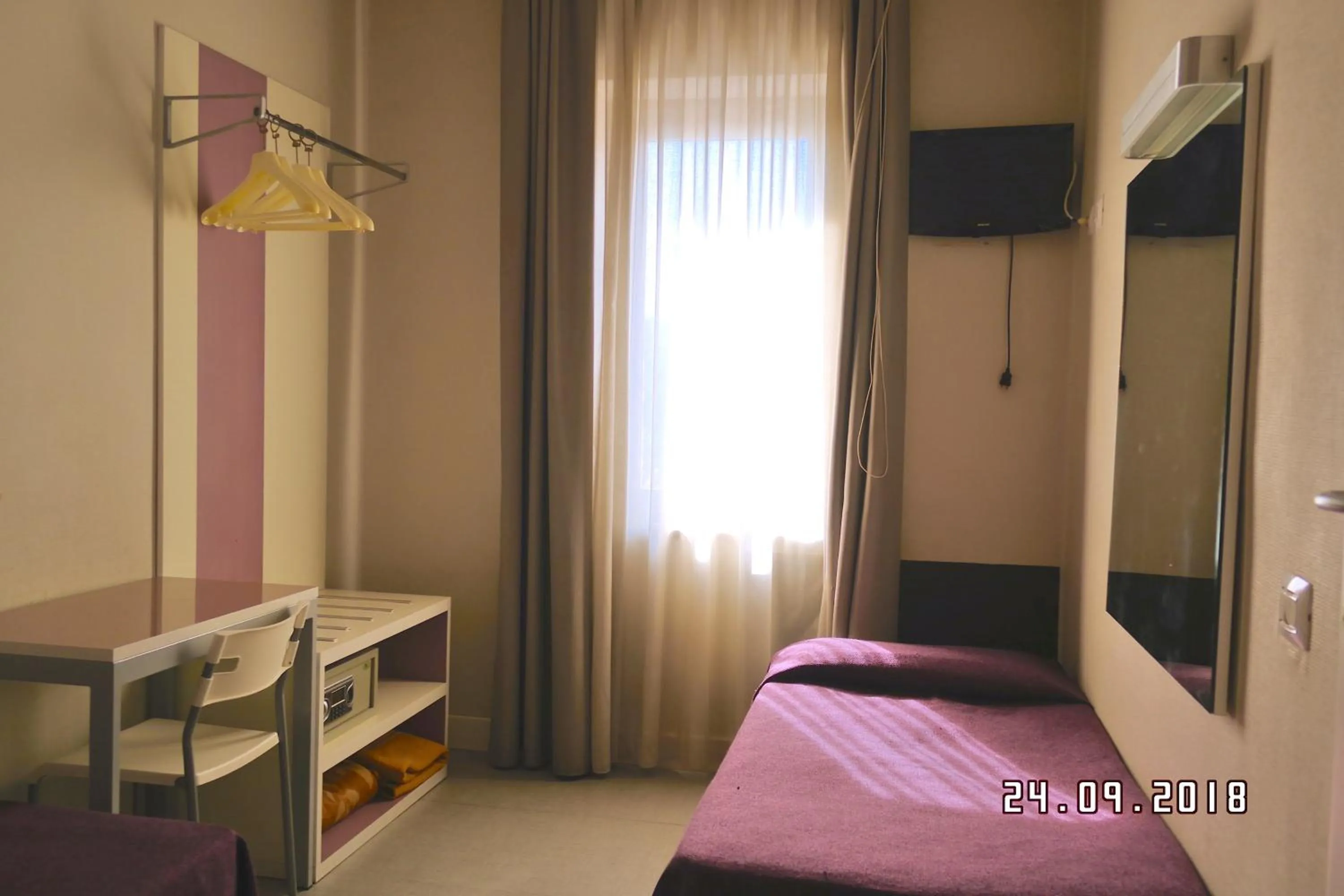 Bedroom, Bed in Hotel Mondial