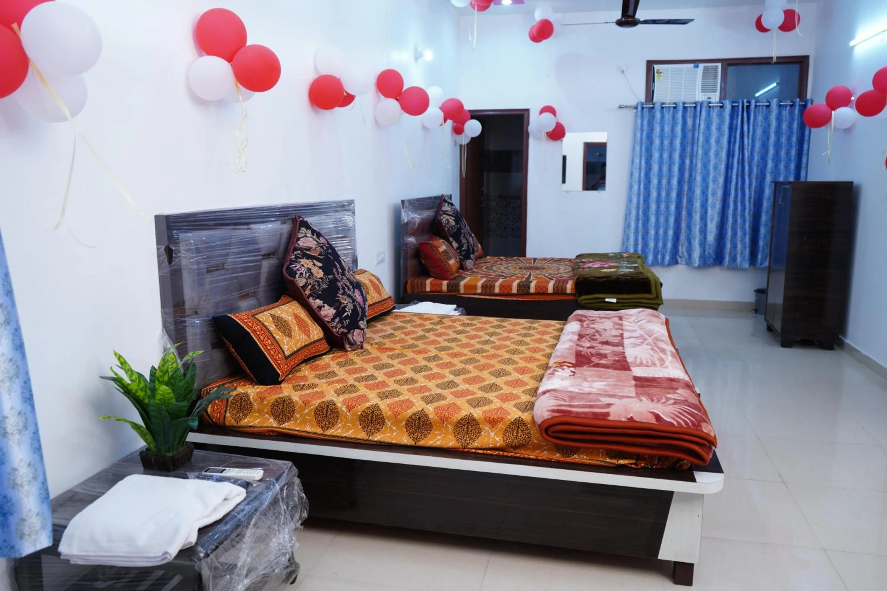 Photo of the whole room, Bed in Roop Niwas