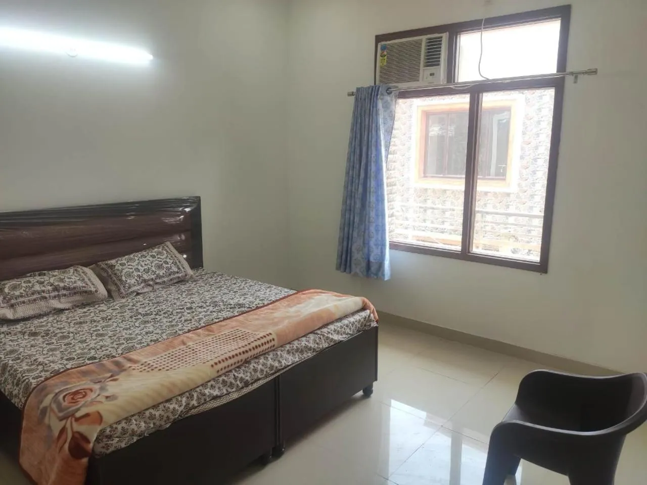 Photo of the whole room, Bed in Roop Niwas