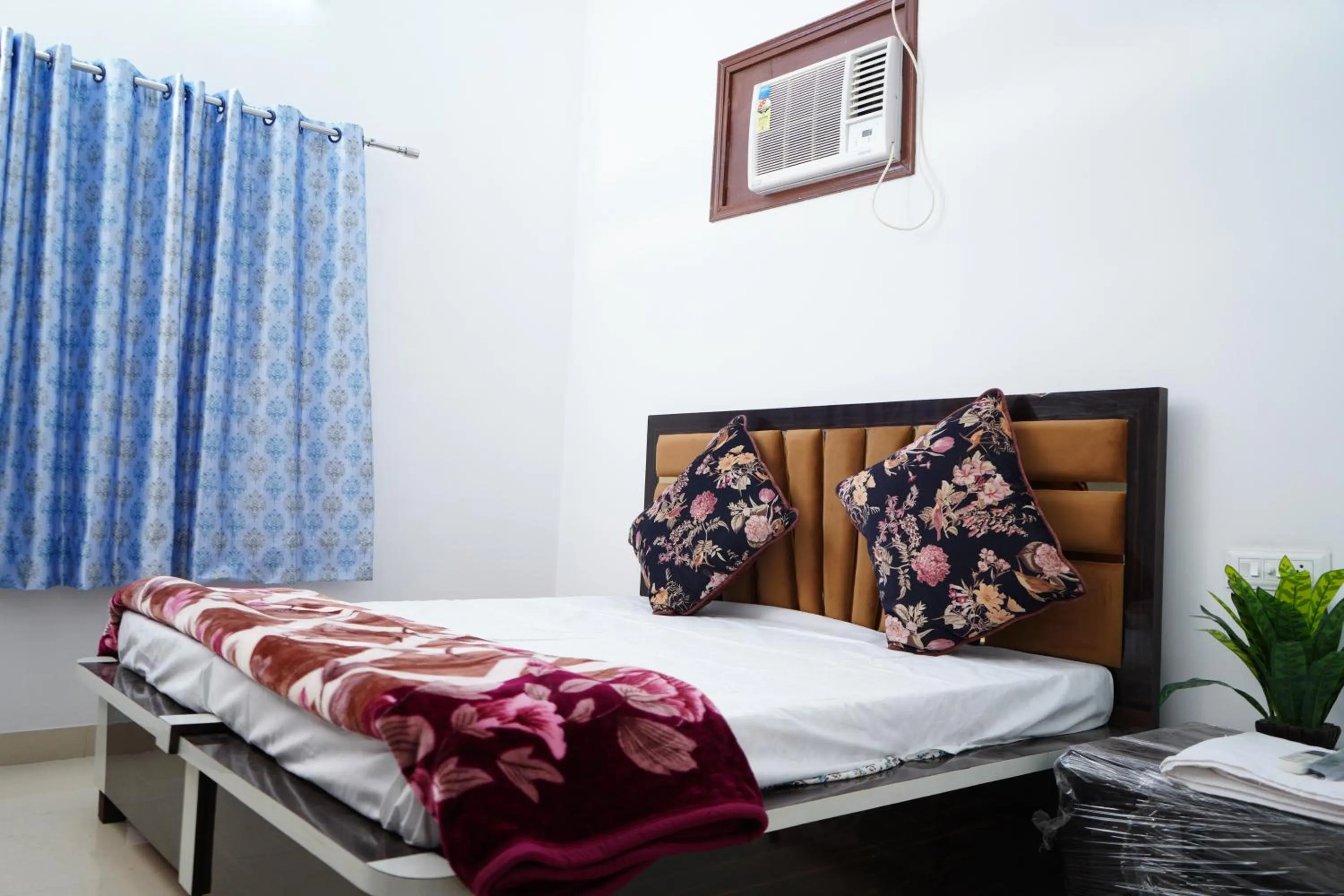 Bedroom, Bed in Roop Niwas