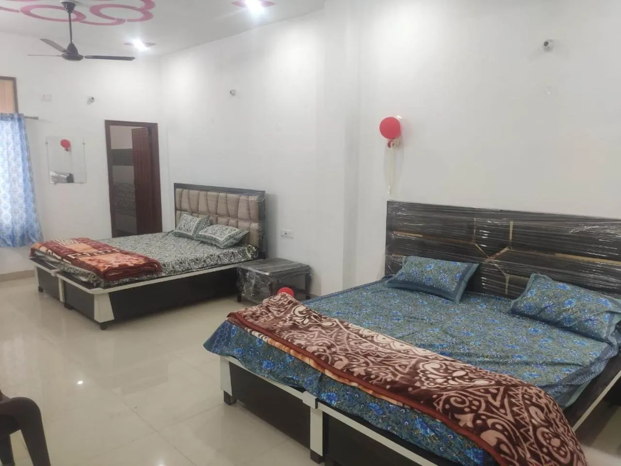 Photo of the whole room, Bed in Roop Niwas