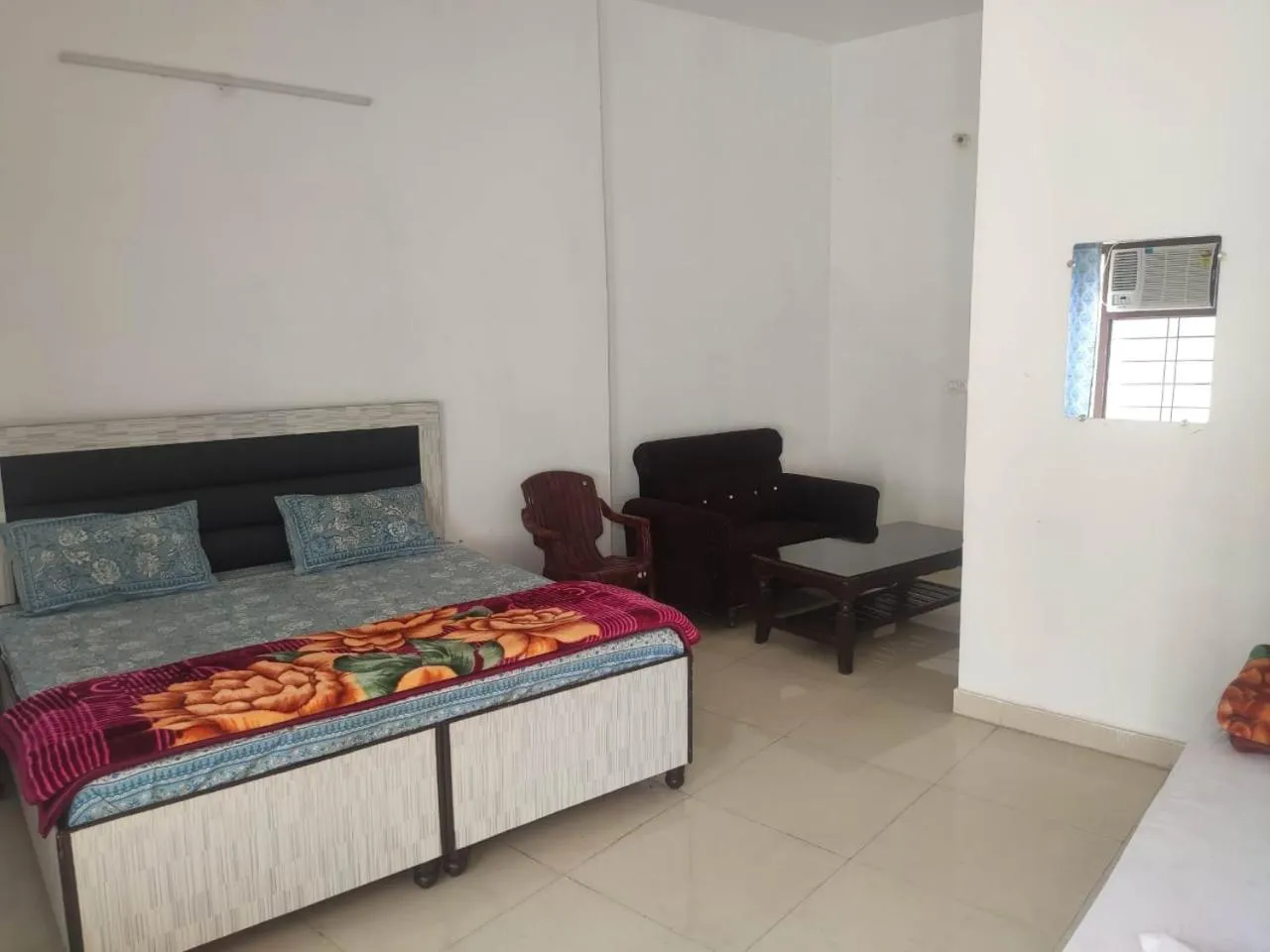 Photo of the whole room, Bed in Roop Niwas