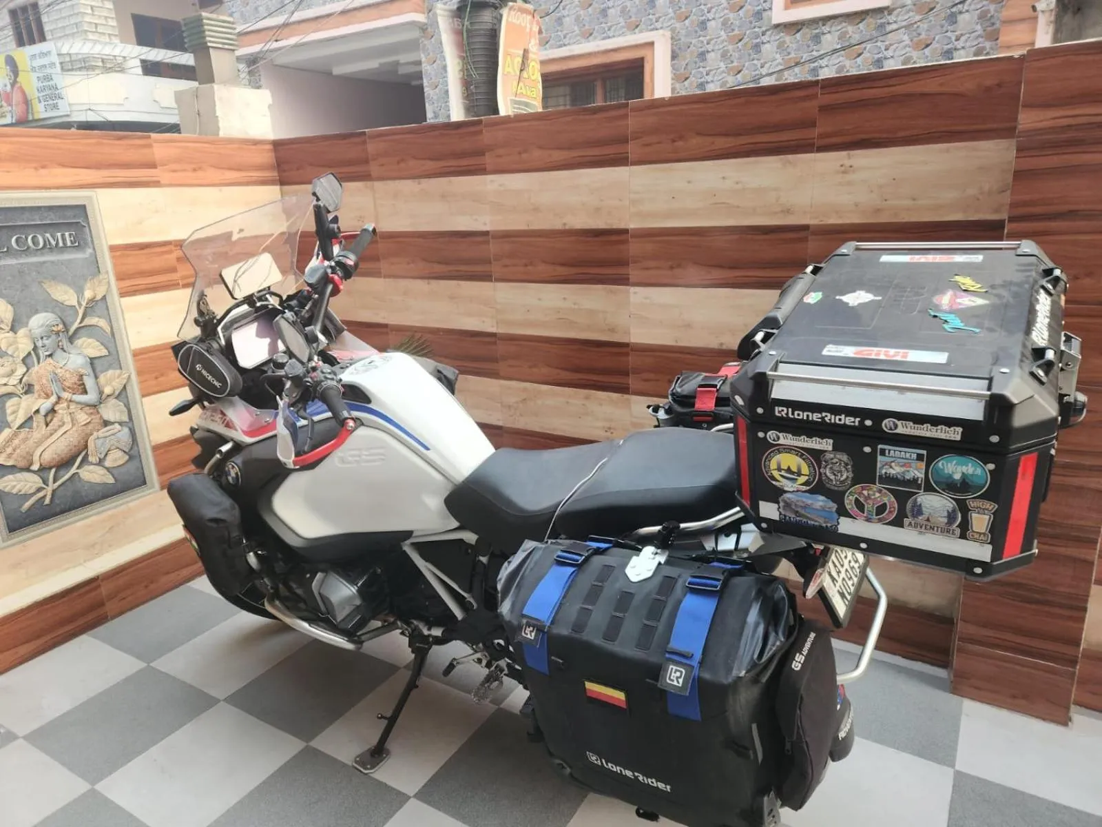 Parking in Roop Niwas