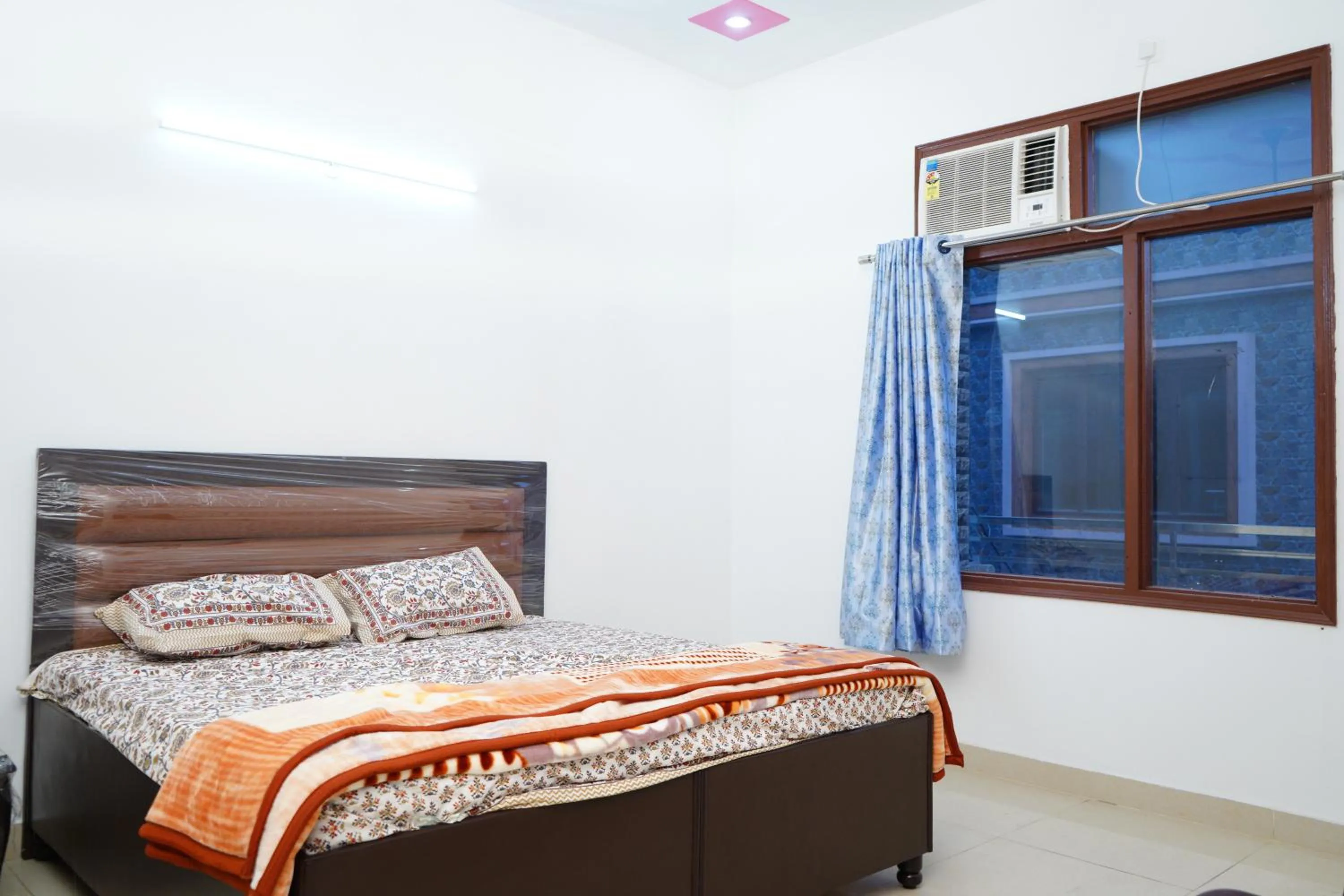 View (from property/room), Bed in Roop Niwas