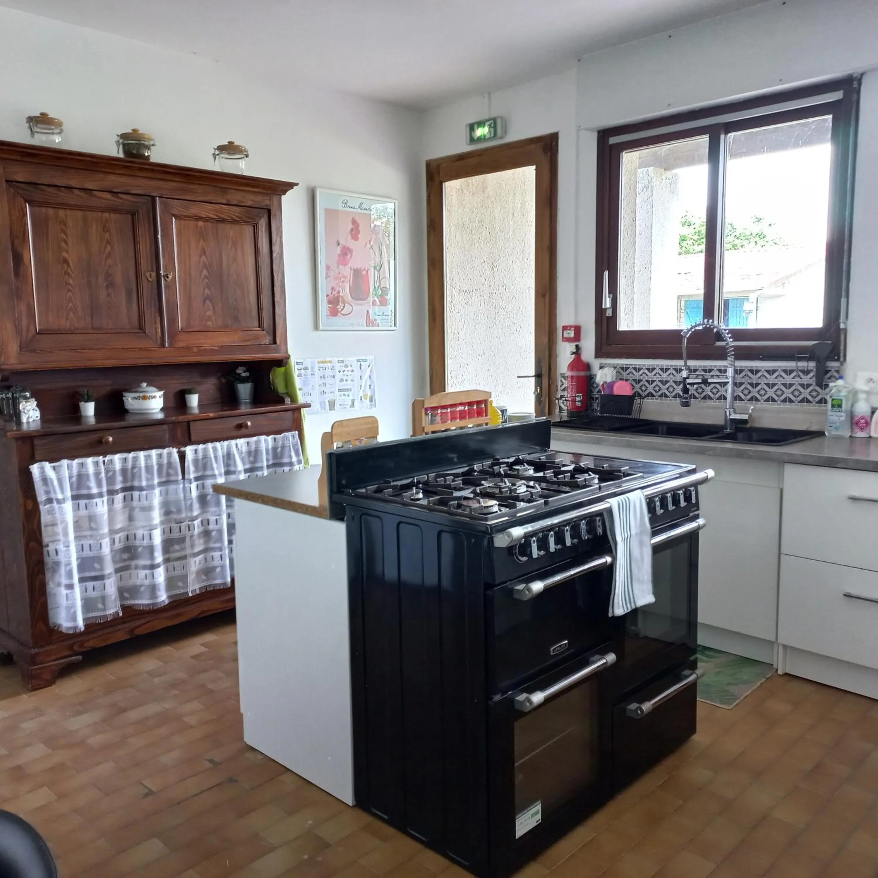 kitchen in Domaine de Fontsauzine - gîtes et chambre d'hôtes