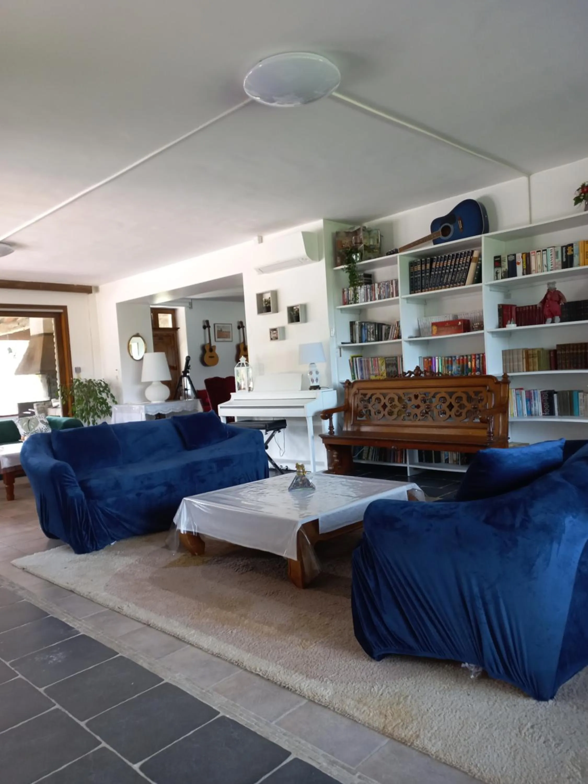 Library in Domaine de Fontsauzine - gîtes et chambre d'hôtes