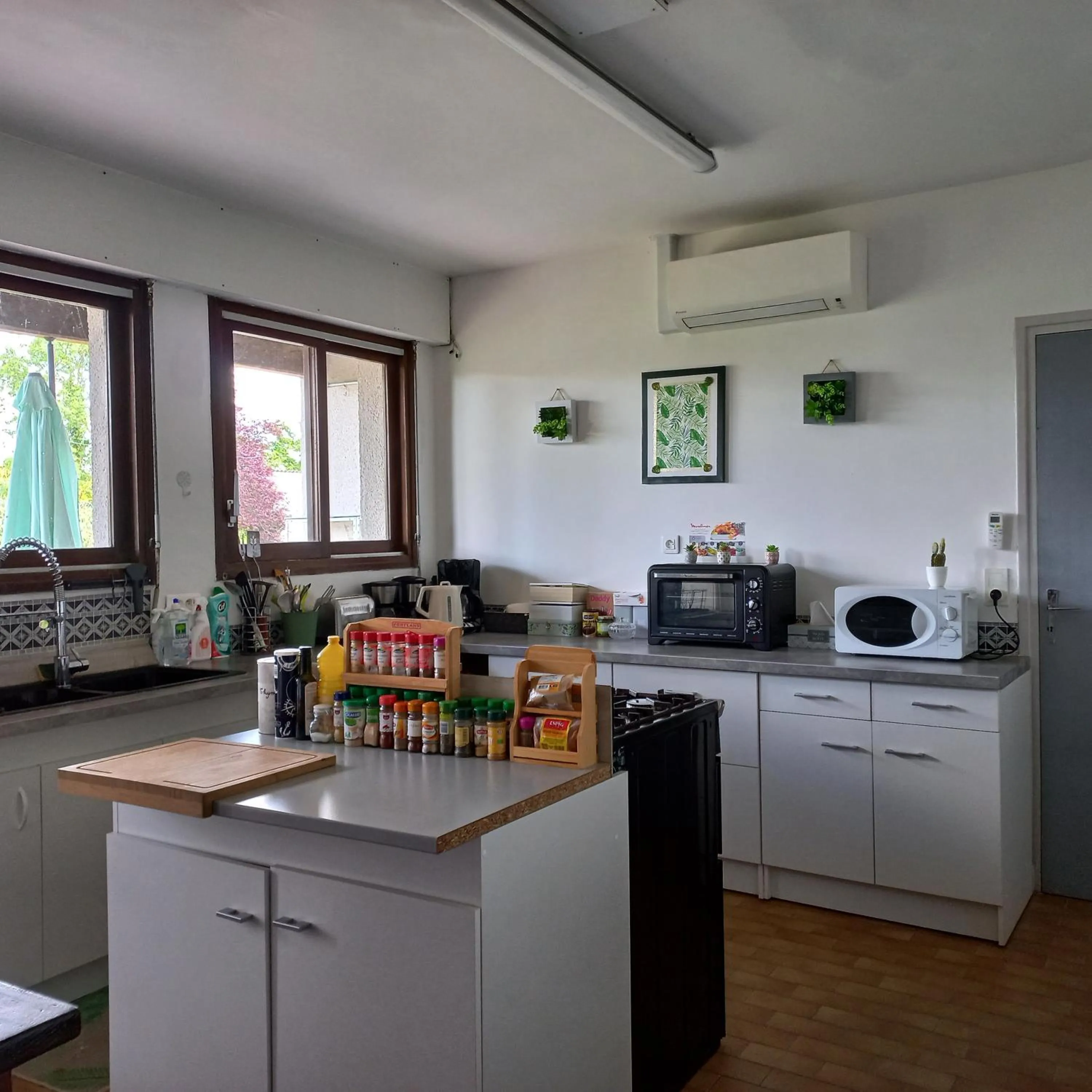 Communal kitchen in Domaine de Fontsauzine - gîtes et chambre d'hôtes