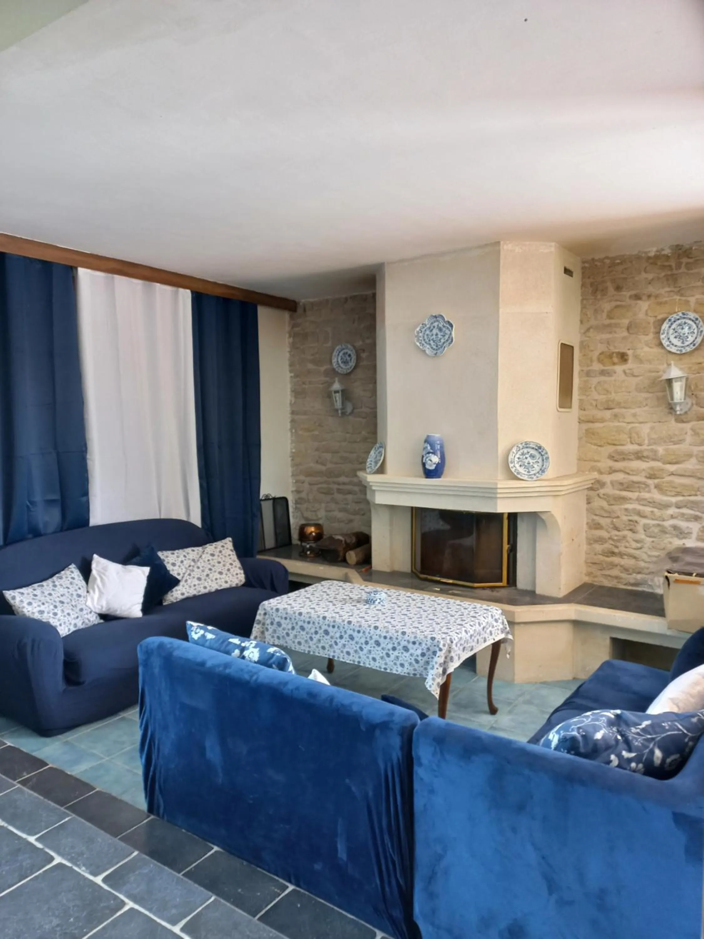 fireplace in Domaine de Fontsauzine - gîtes et chambre d'hôtes