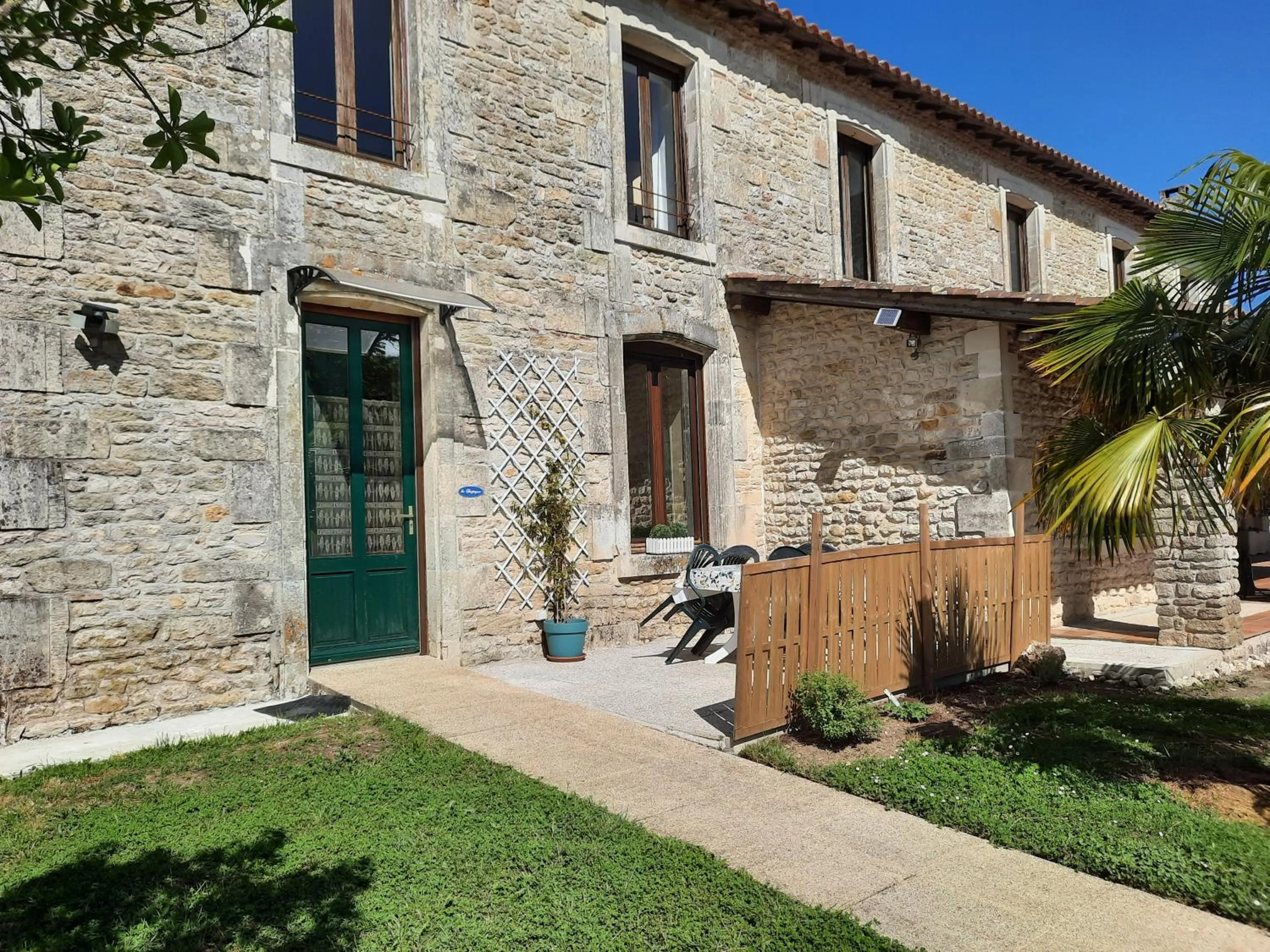 Patio in Domaine de Fontsauzine - gîtes et chambre d'hôtes