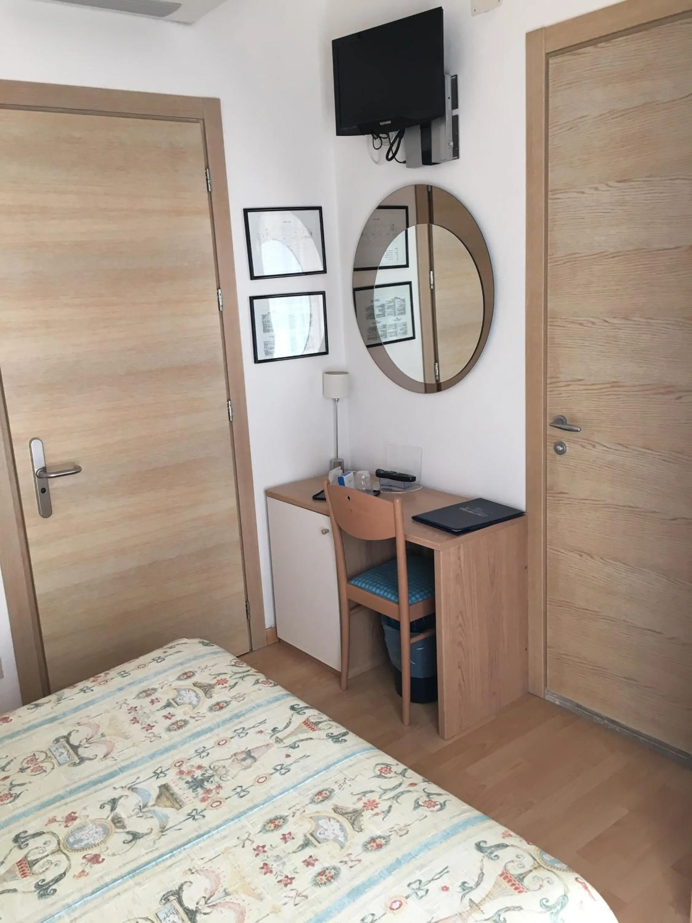 Photo of the whole room, Bed in Hotel Bellevue