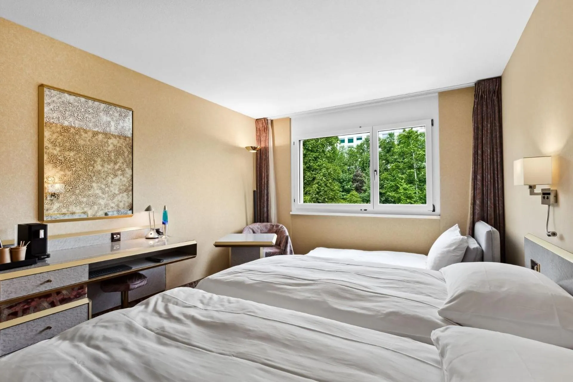 Photo of the whole room in becozy Au Parc Retro Edition Self-Check-In Rooms & Studios Fribourg