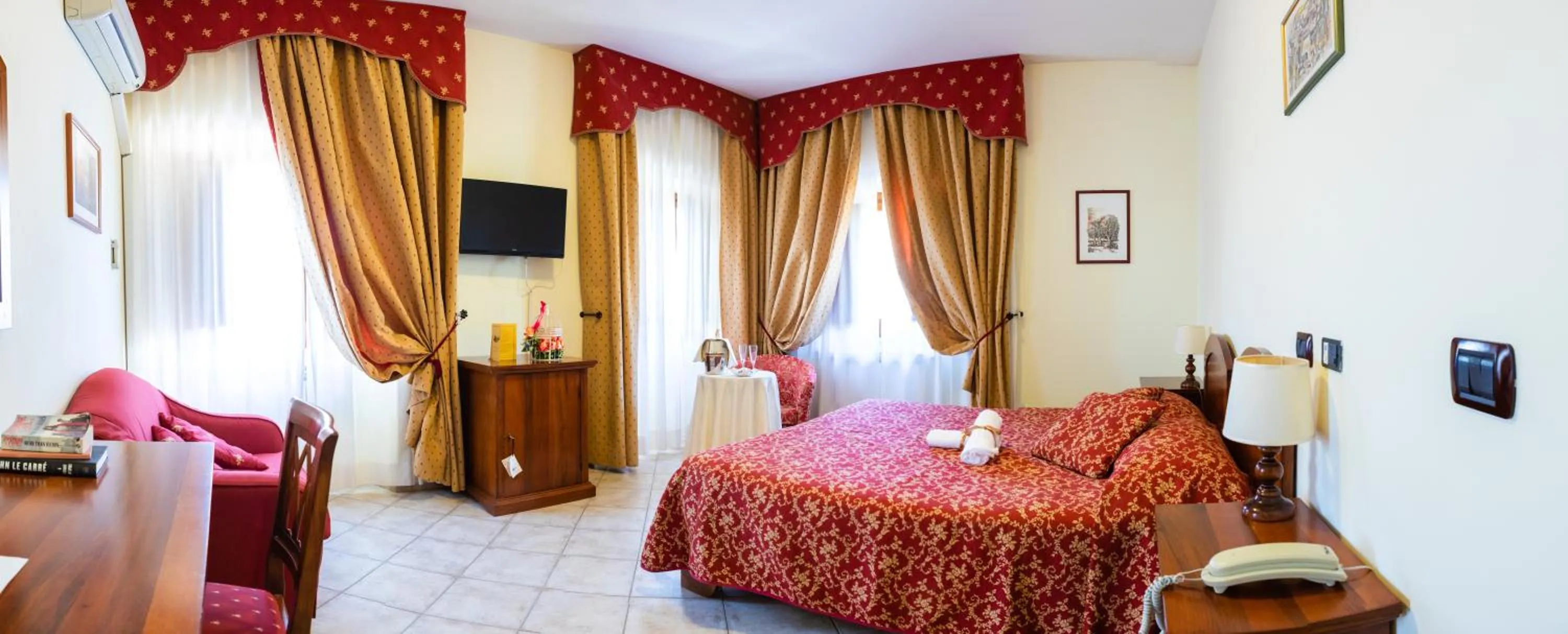 Photo of the whole room, Bed in Hotel Il Cavalier D'Arpino