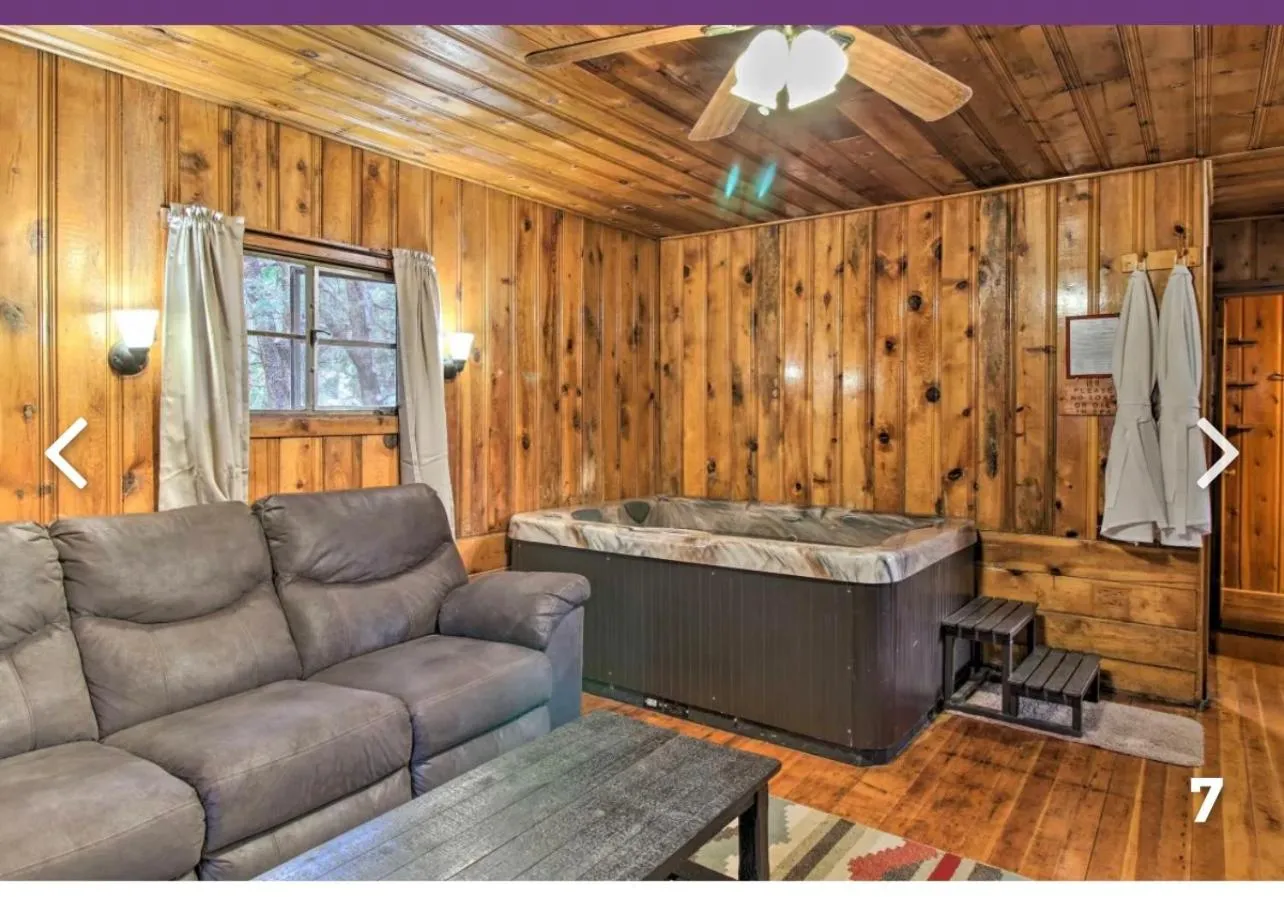 Hot Tub in Hidden Rest Cabins and Resort