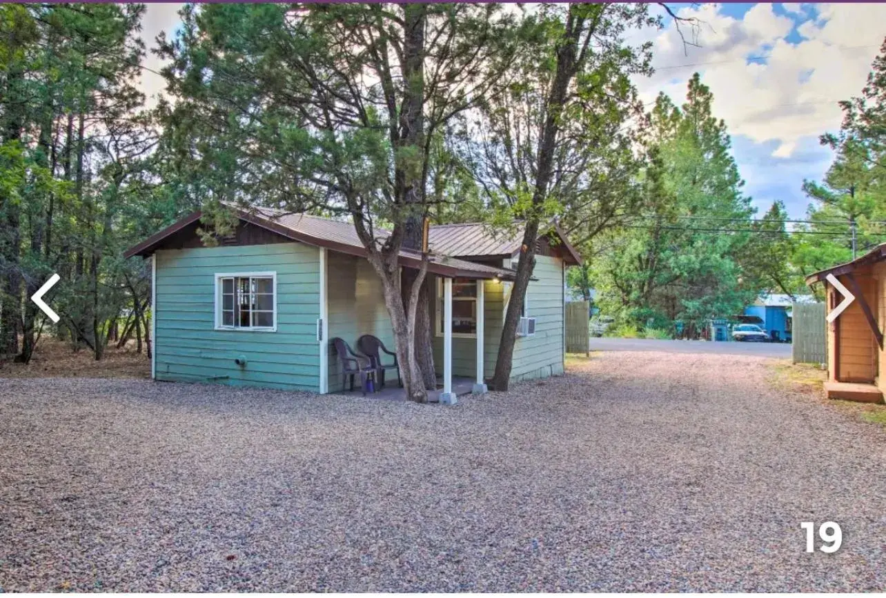 Deluxe Queen Room in Hidden Rest Cabins and Resort Deluxe Queen Room in Hidden Rest Cabins and Resort