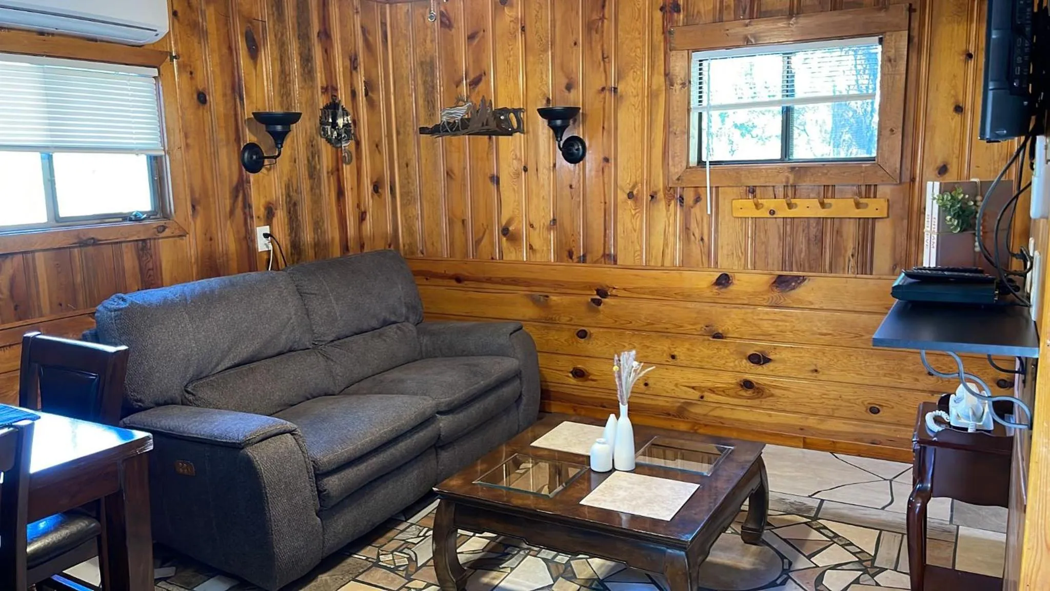 Living room in Hidden Rest Cabins and Resort