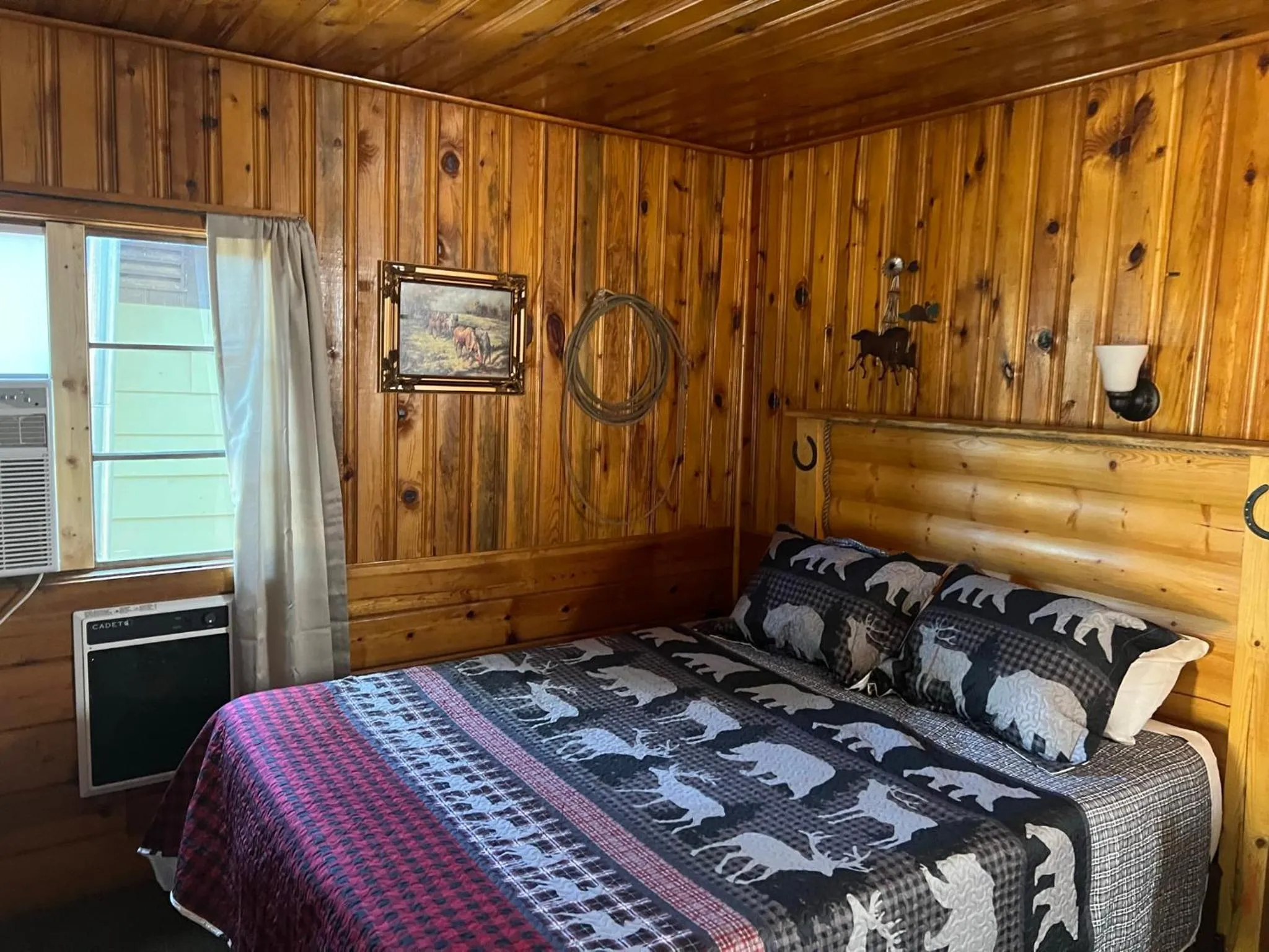 Bed in Hidden Rest Cabins and Resort