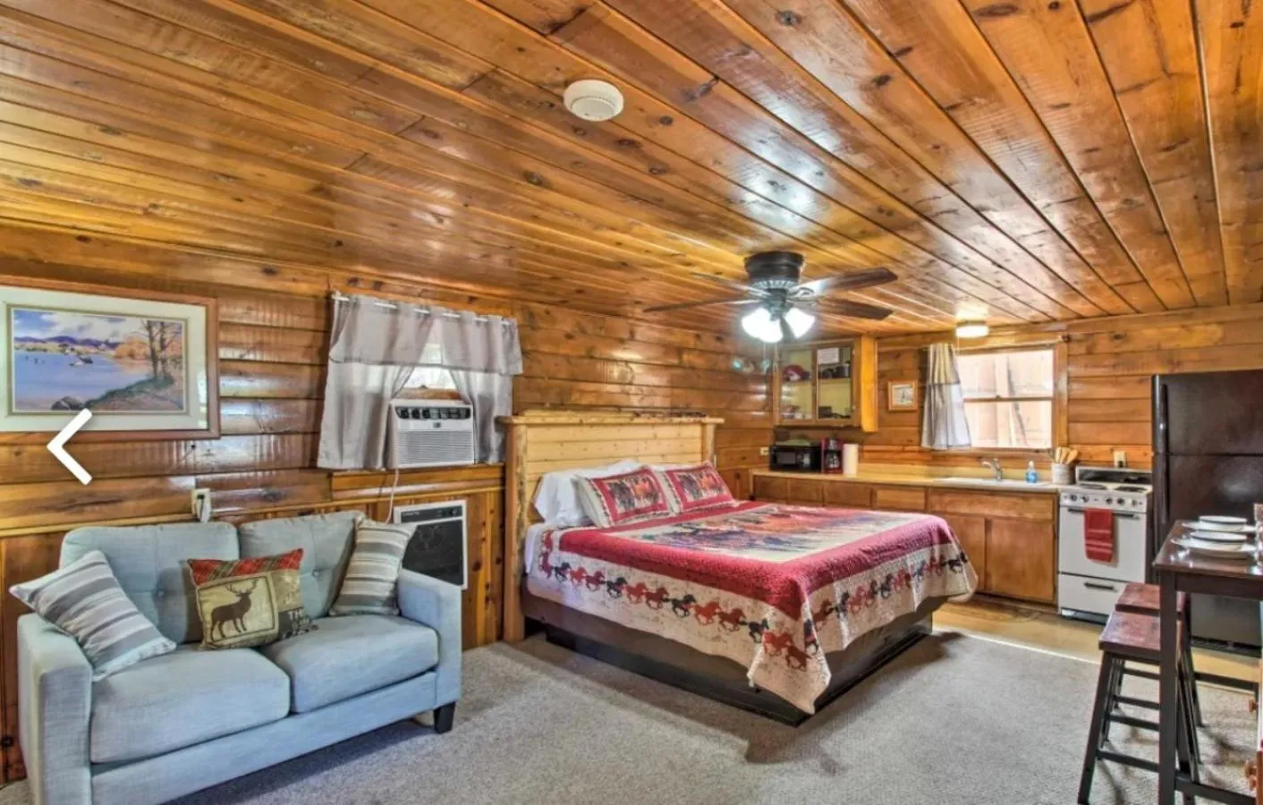 Photo of the whole room, Bed in Hidden Rest Cabins and Resort