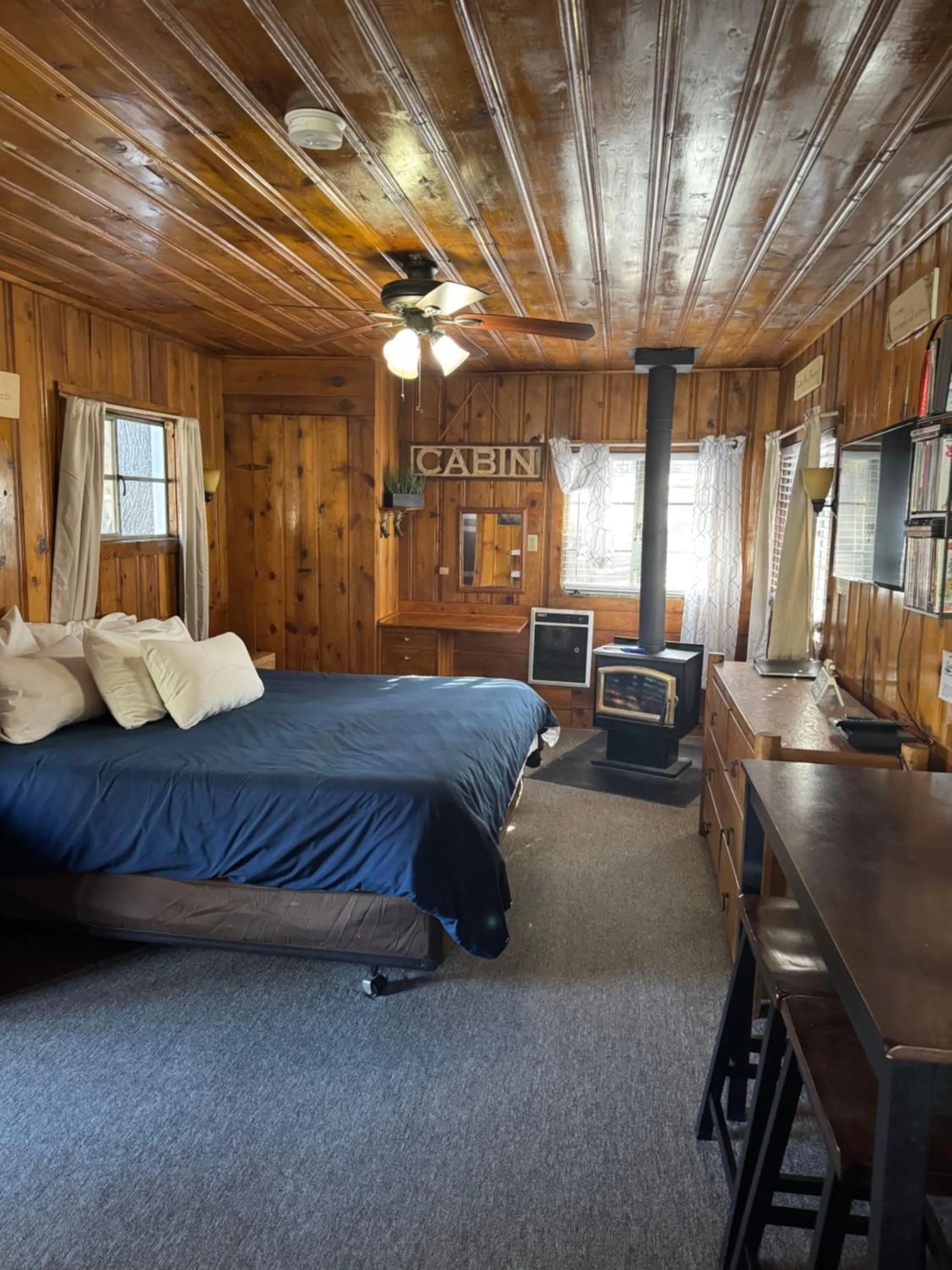 Photo of the whole room, Bed in Hidden Rest Cabins and Resort