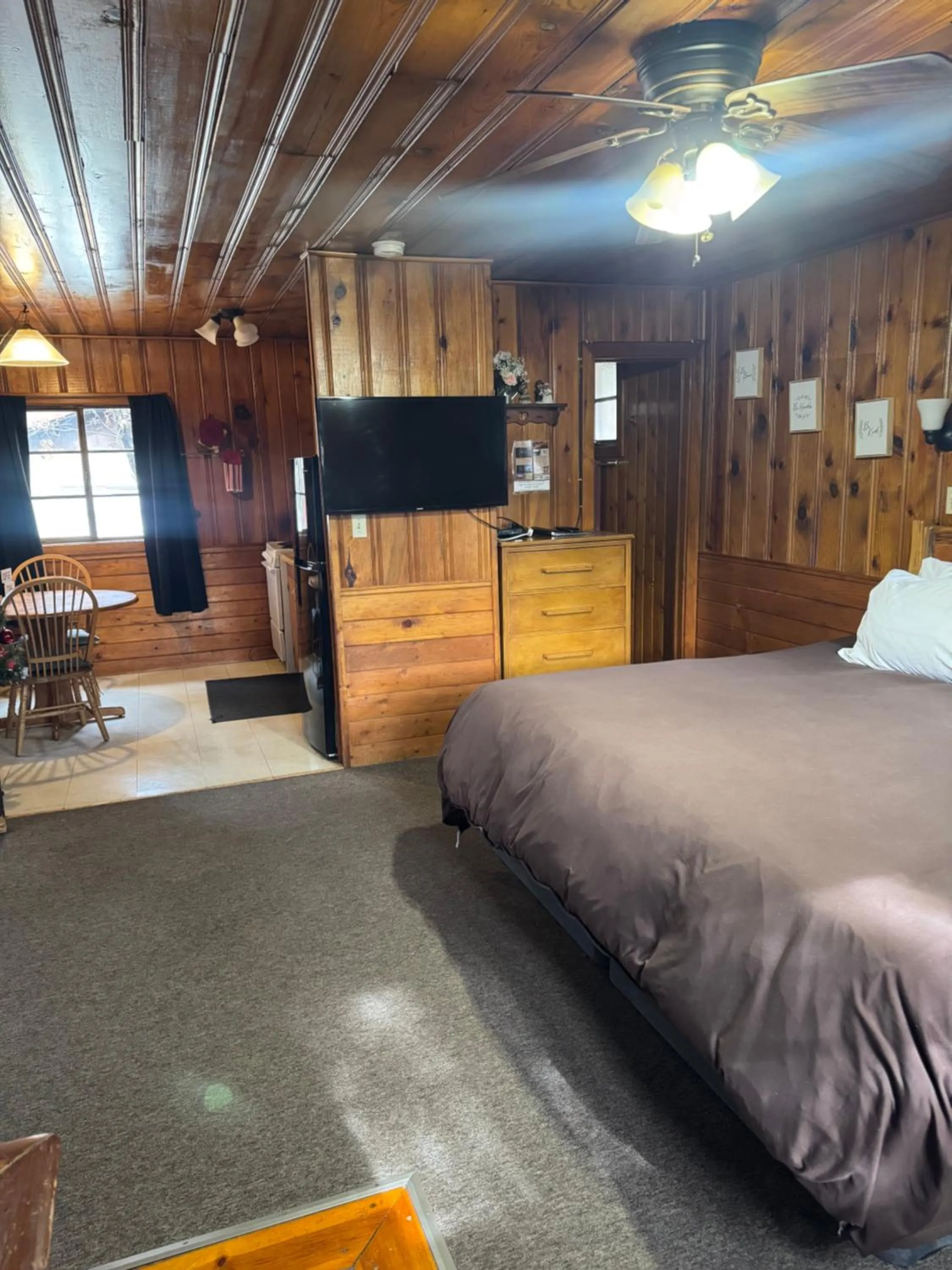 Photo of the whole room, Bed in Hidden Rest Cabins and Resort