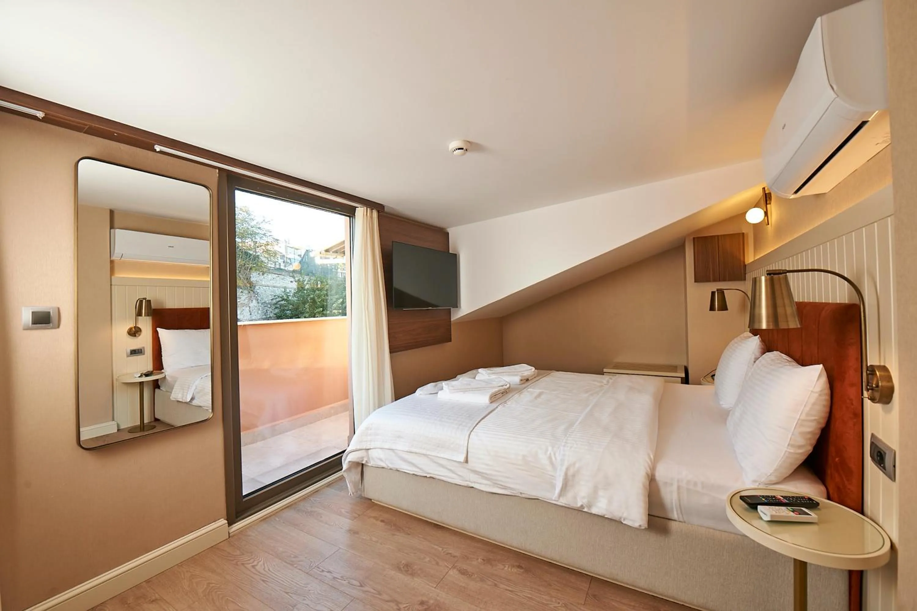 Bed in Saratoga Hotel Sultanahmet