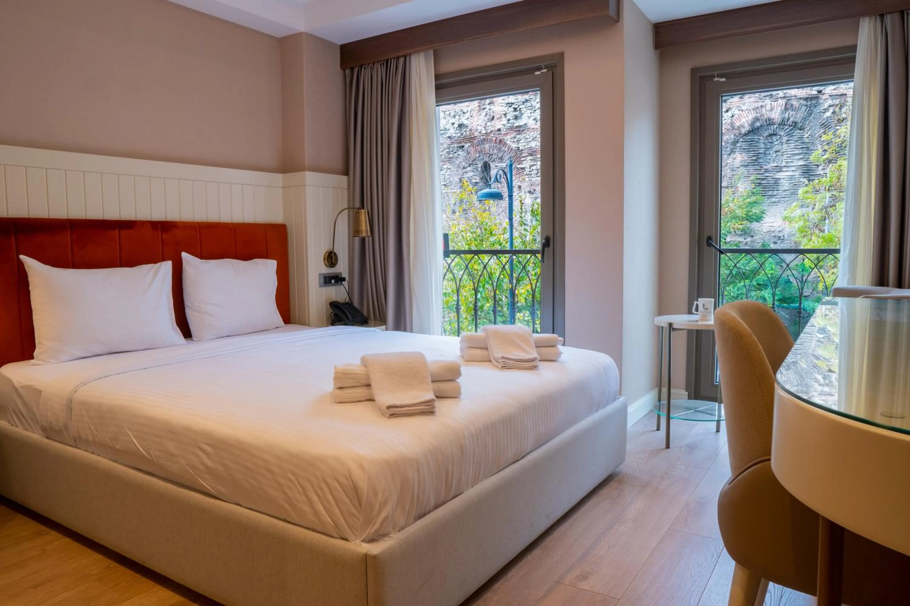 Bed in Saratoga Hotel Sultanahmet