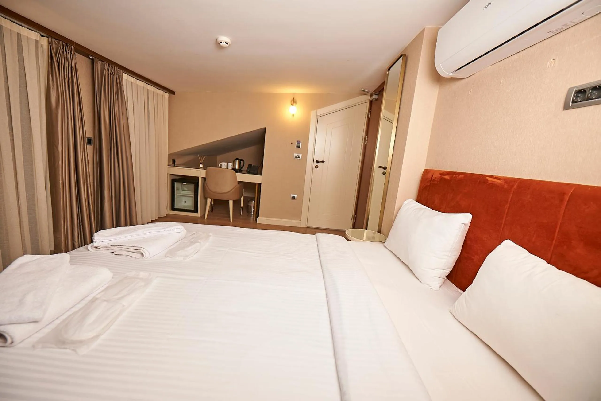 Photo of the whole room, Bed in Saratoga Hotel Sultanahmet