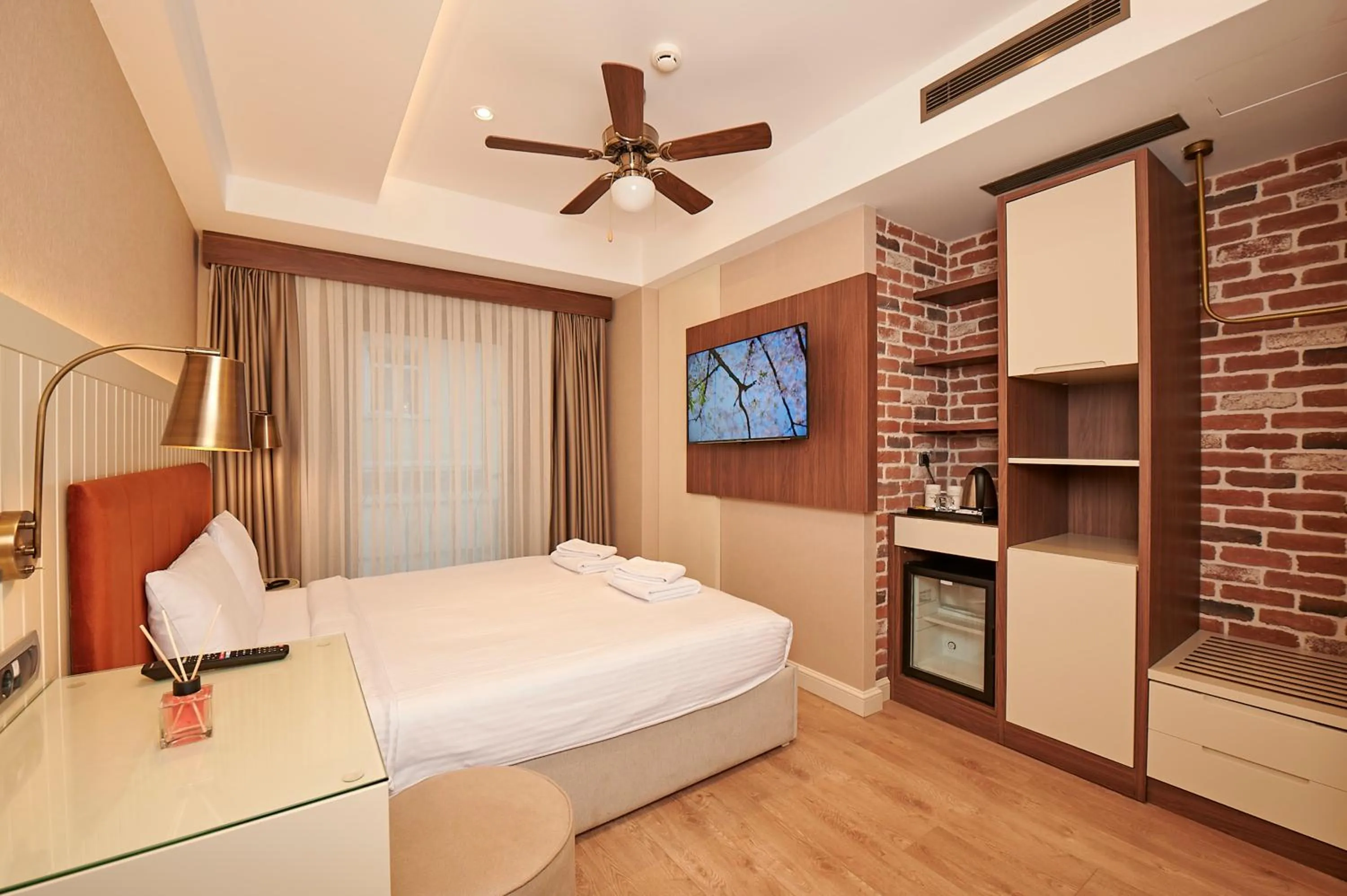 TV and multimedia, Bed in Saratoga Hotel Sultanahmet
