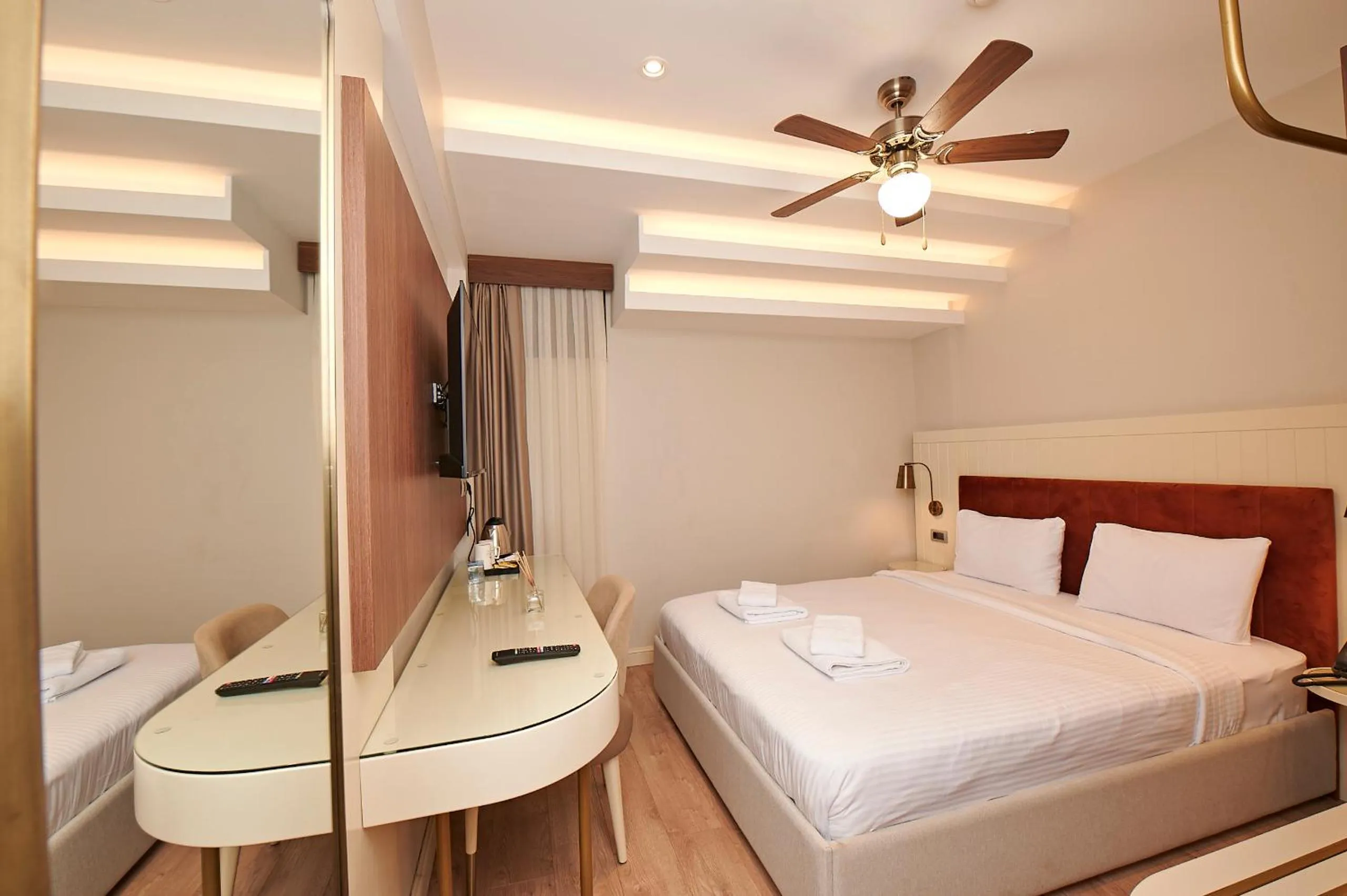 Photo of the whole room, Bed in Saratoga Hotel Sultanahmet