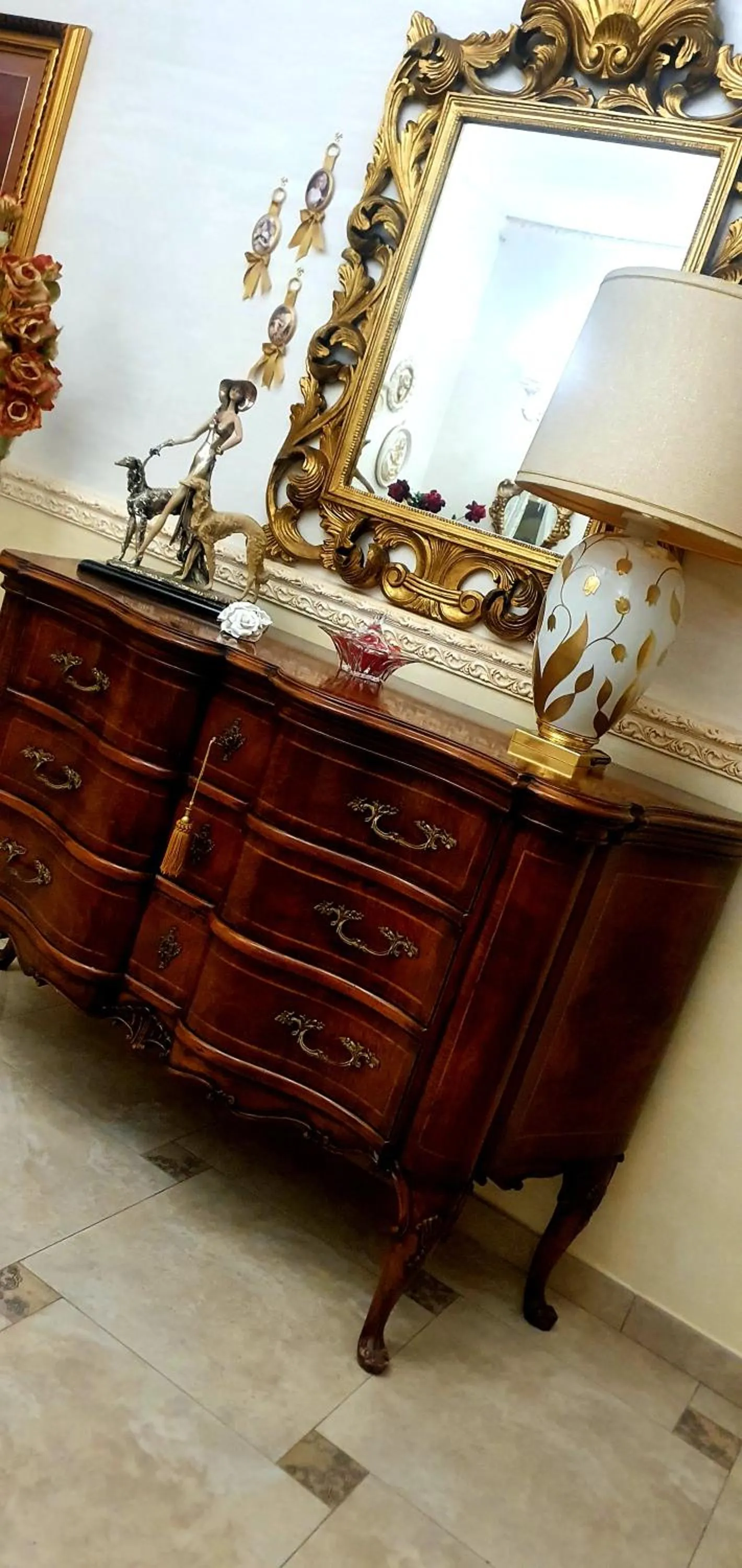 Decorative detail in Regina Suite