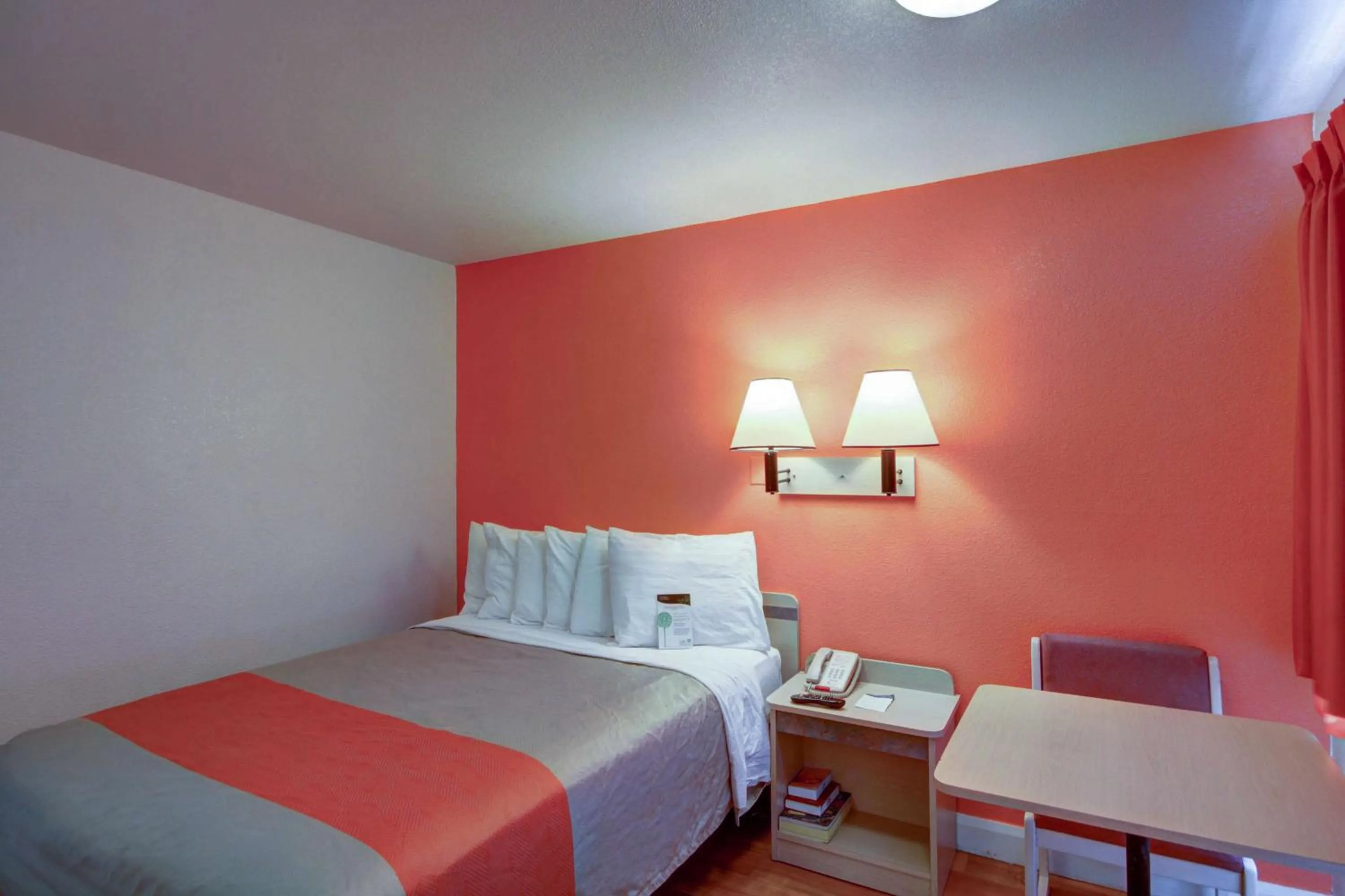 Photo of the whole room, Bed in Motel 6 Saint George, UT