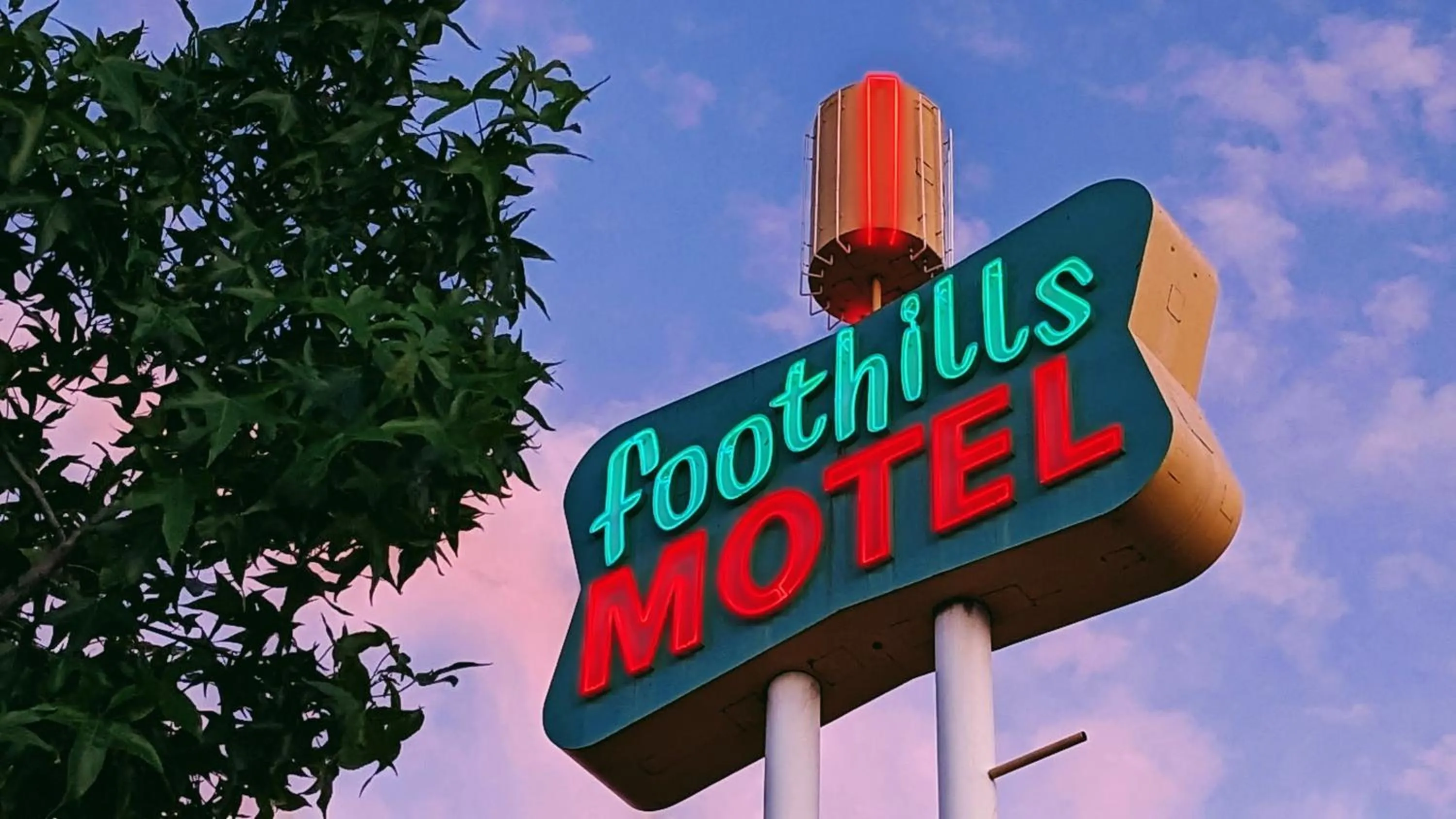 Logo/Certificate/Sign in Foothills Motel