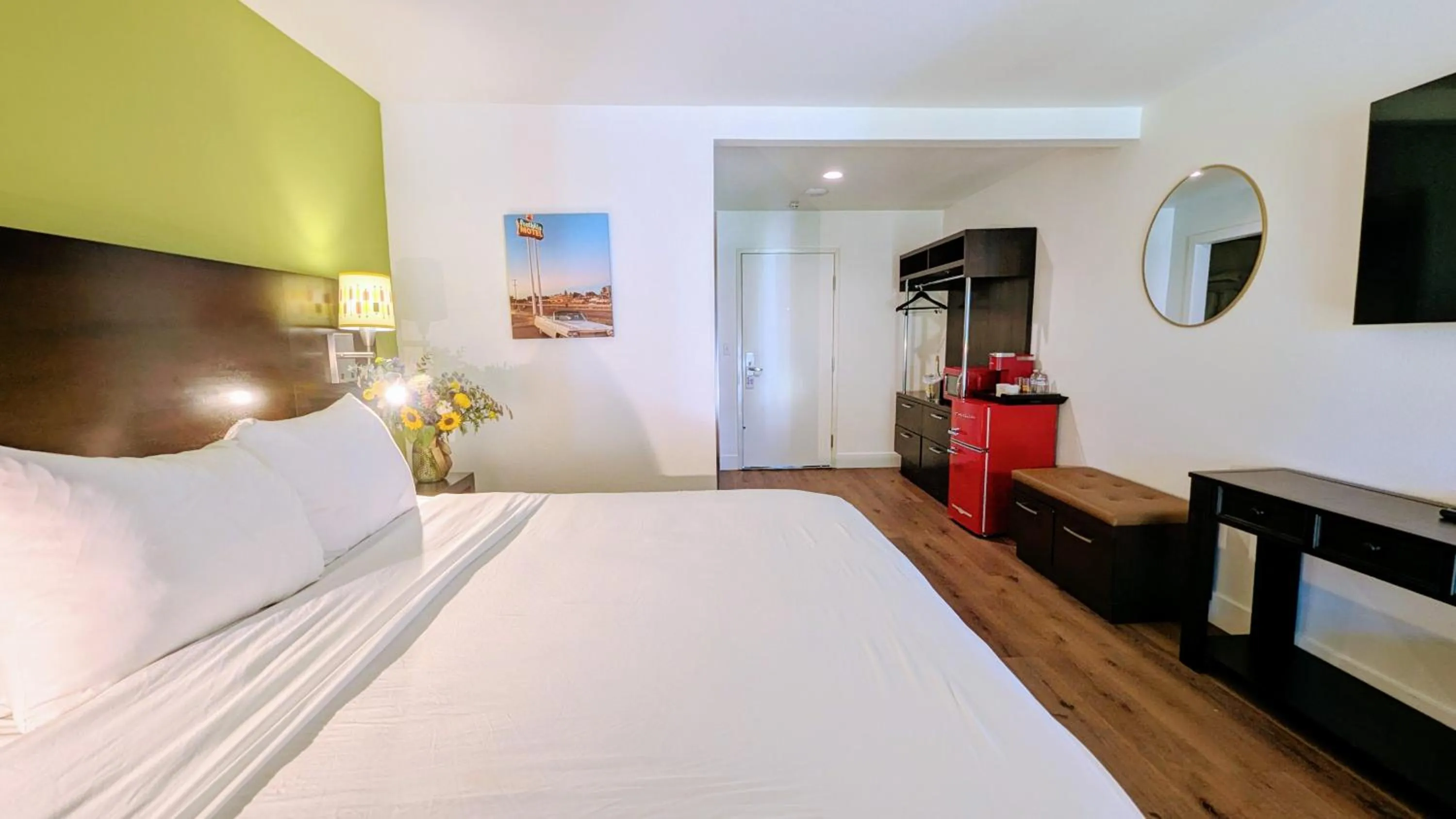 Bedroom, Bed in Foothills Motel