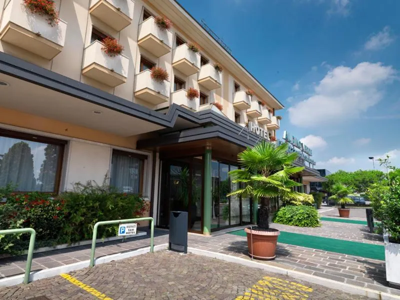 Property building in Hotel Al Pino Verde