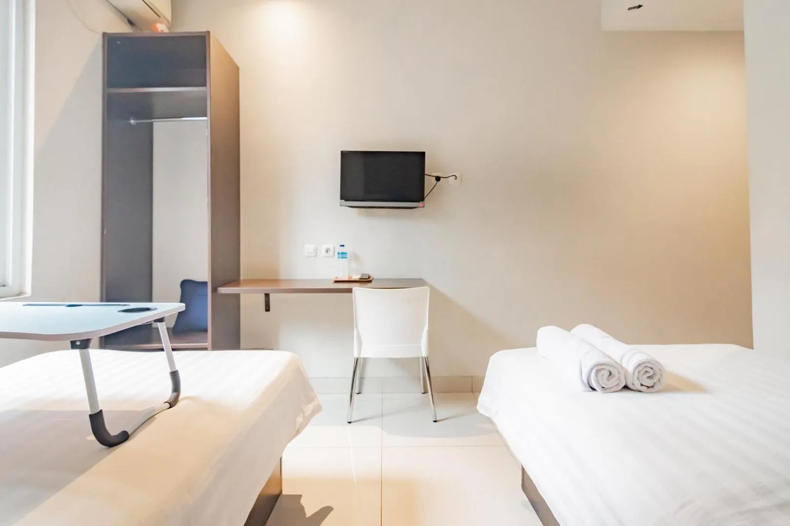 Seating area, Bed in Urbanview Hotel Grand Malabar Bandung