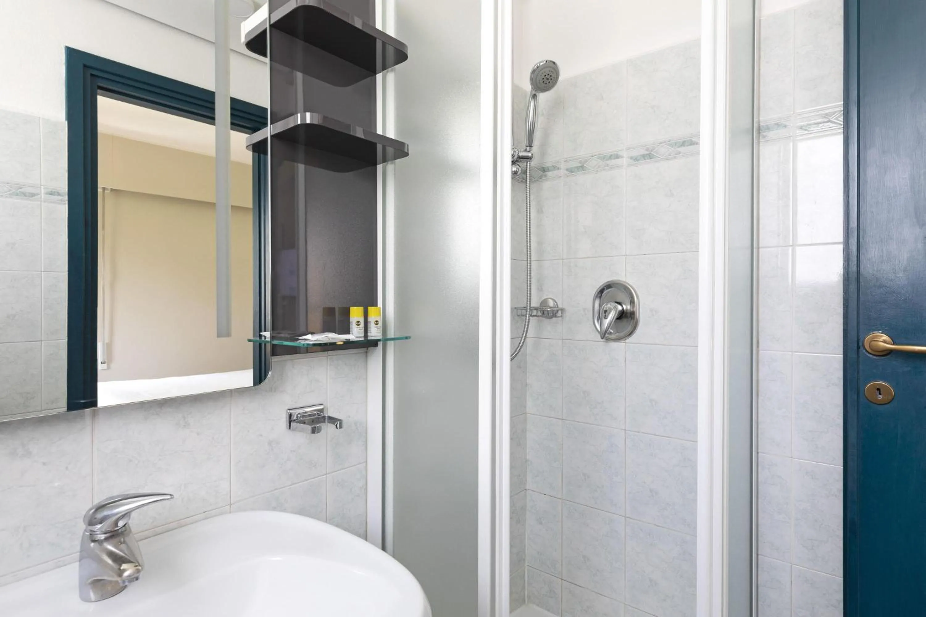 Photo of the whole room in B&B Hotel Como City Center