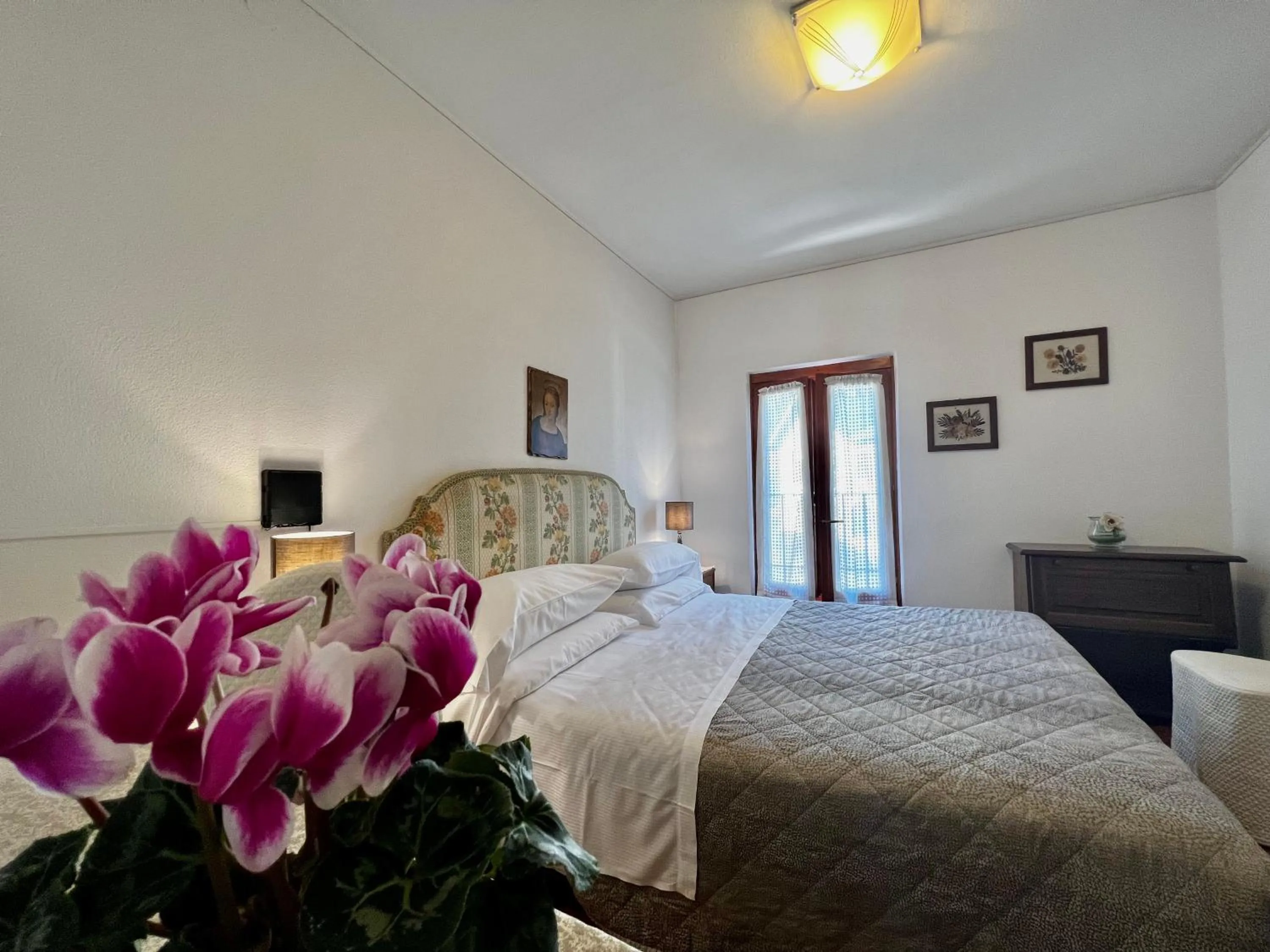 Bedroom, Bed in Aurora