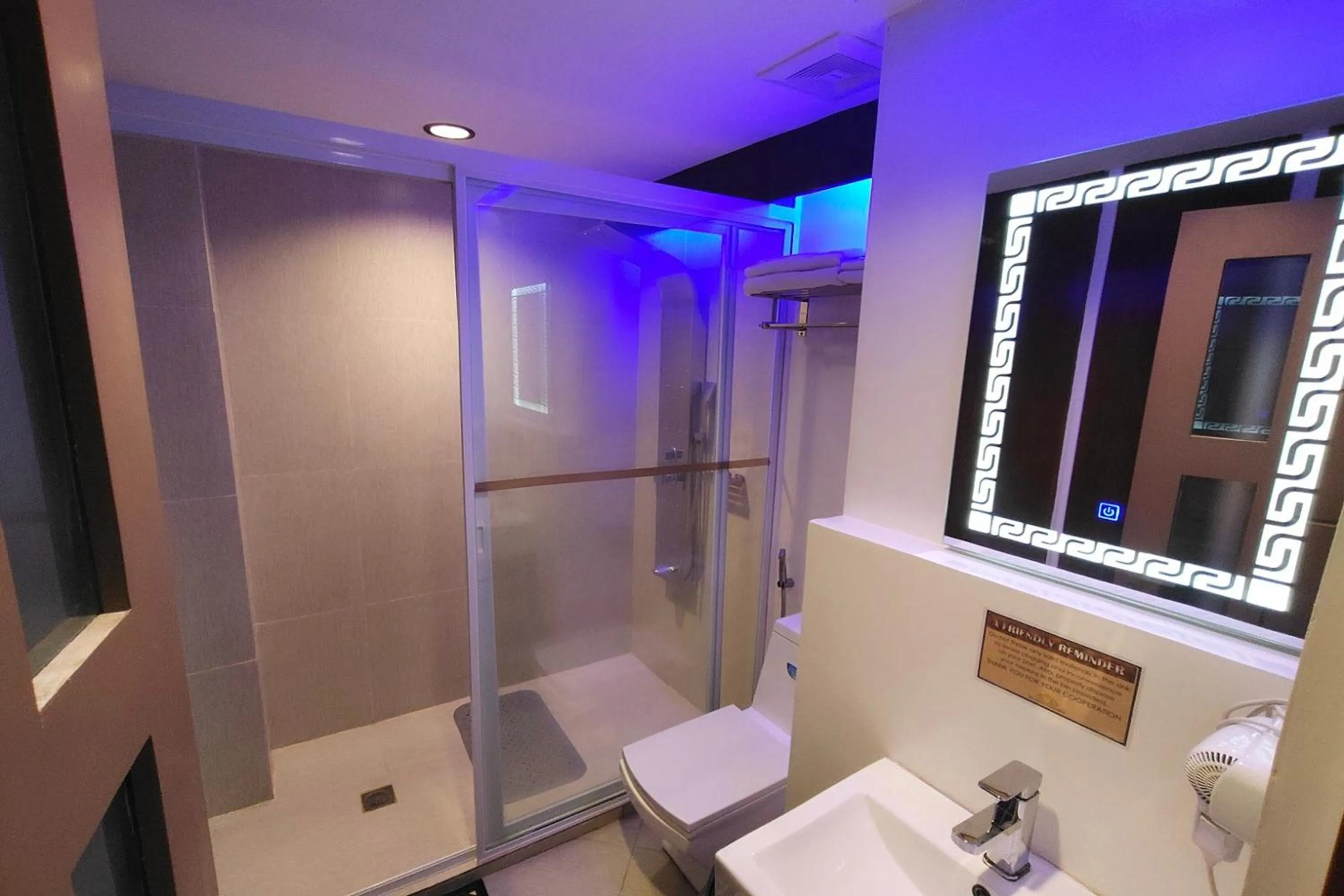 Shower in Bergamo Hotel Lingayen