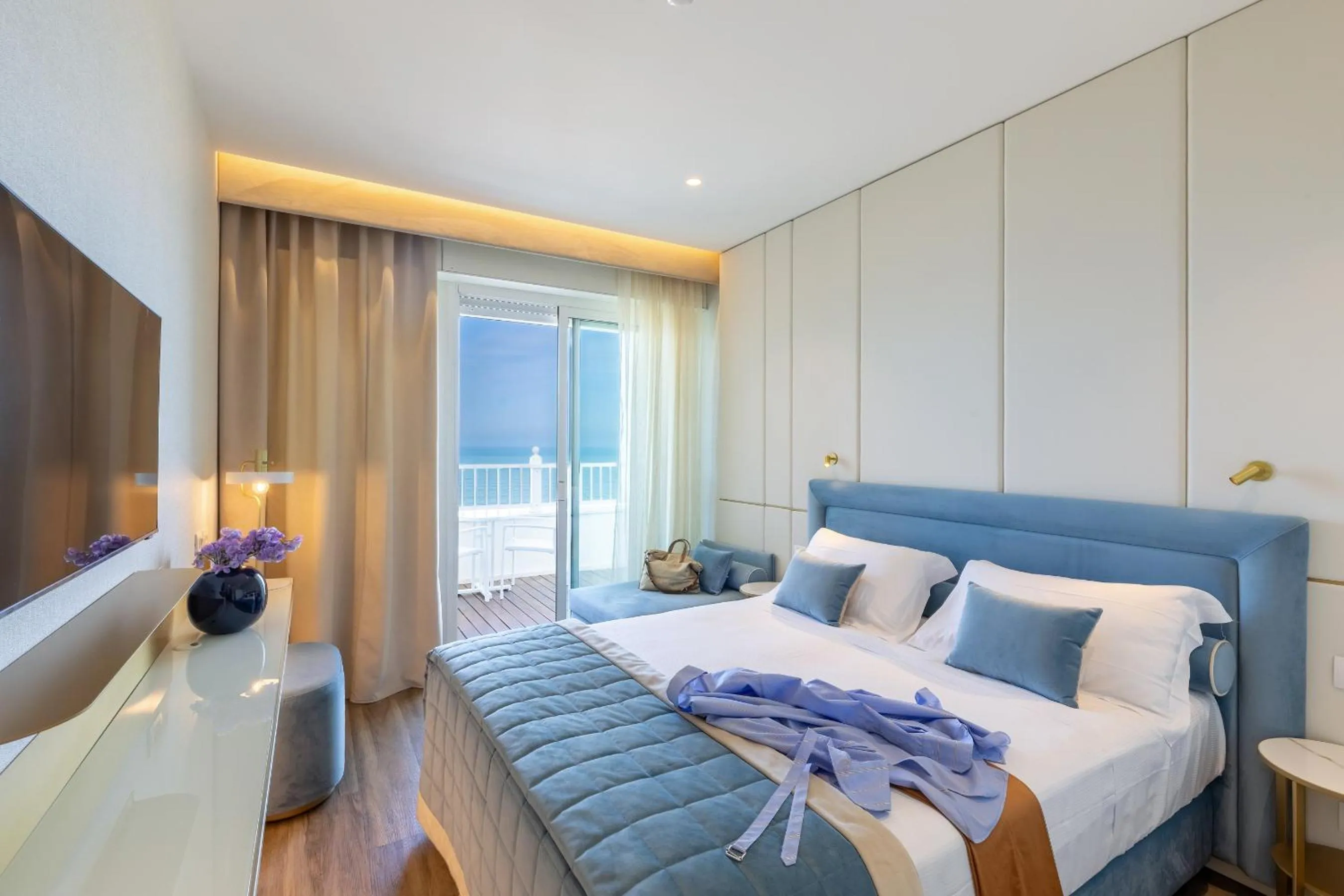 View (from property/room), Bed in Hotel Tiffany's