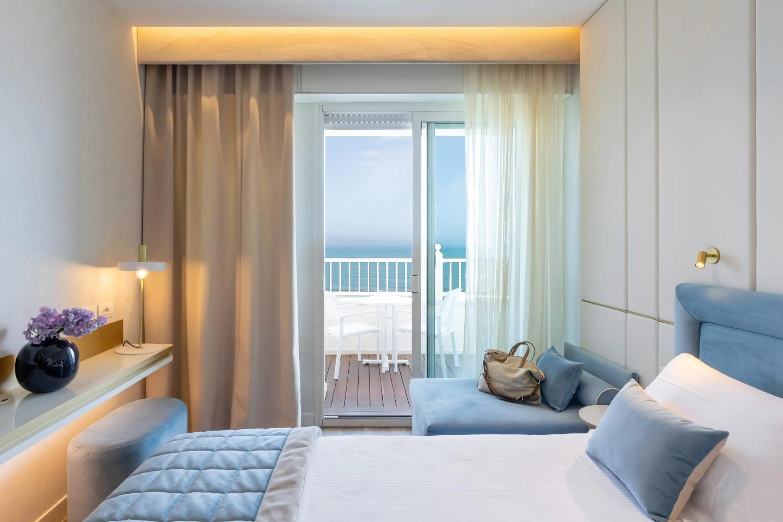 View (from property/room), Bed in Hotel Tiffany's