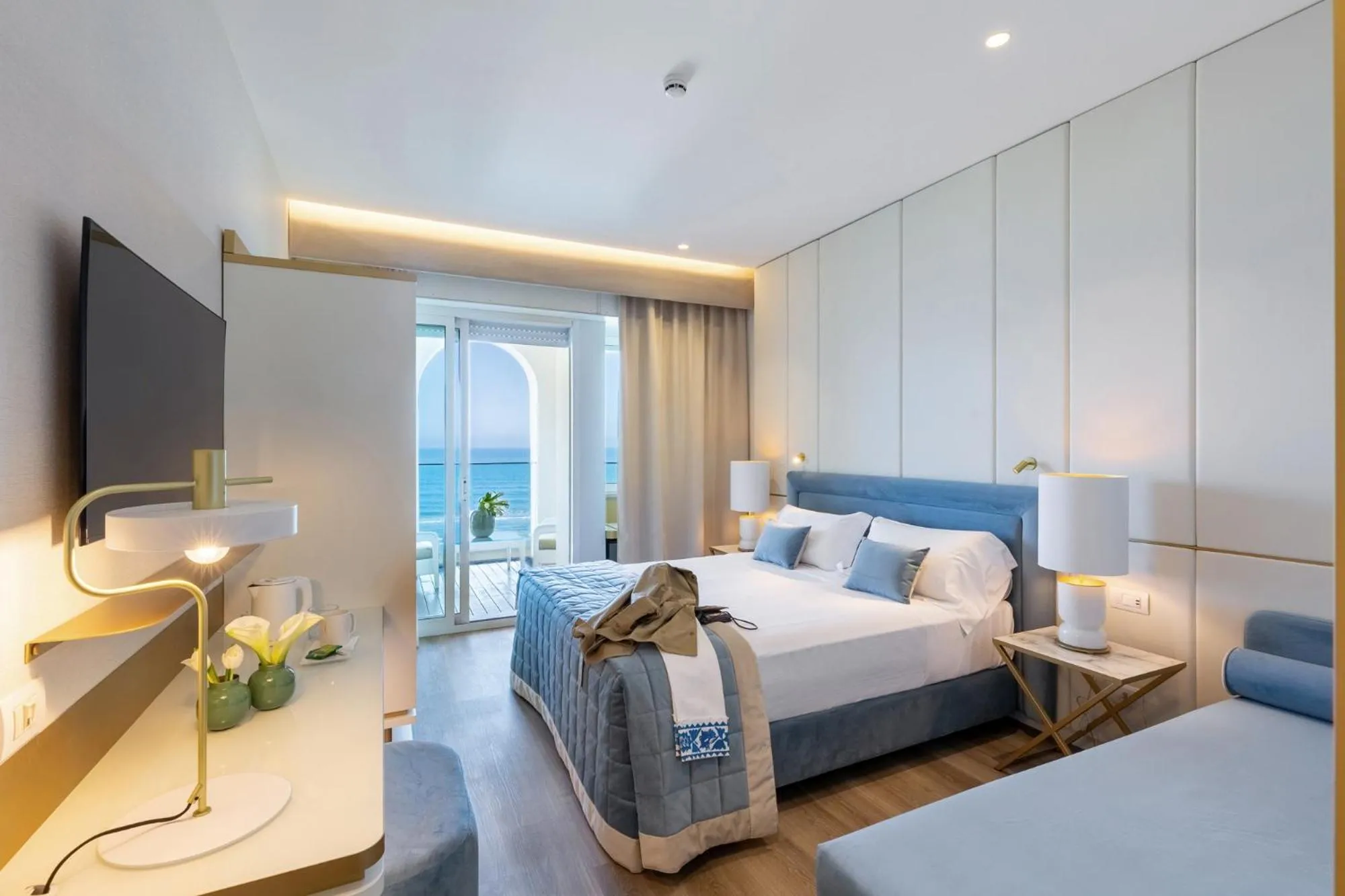 View (from property/room), Bed in Hotel Tiffany's