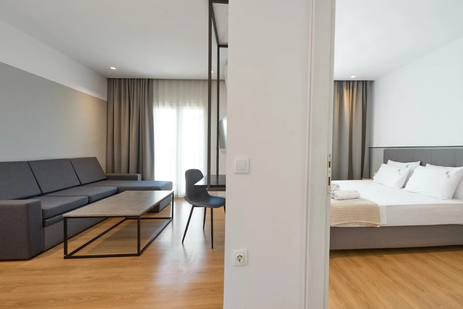 Photo of the whole room, Bed in Elephant Suites