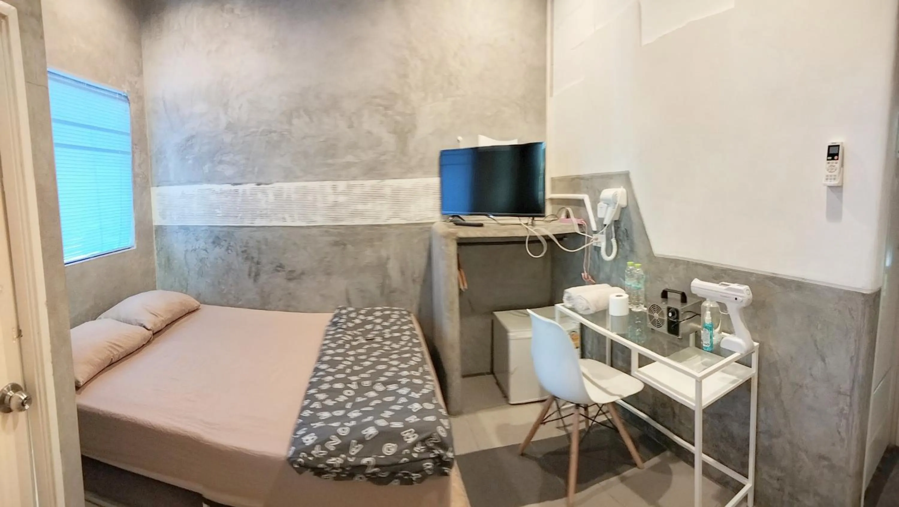 Photo of the whole room, Bed in Hive28