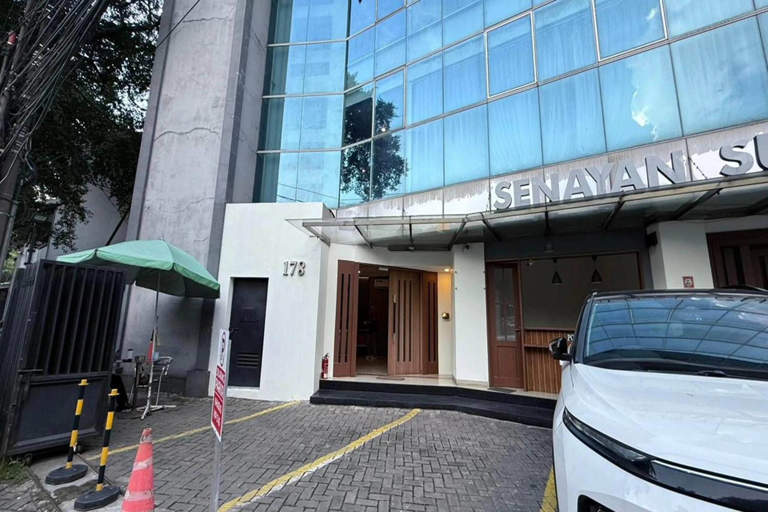 Property building in Senayan Suites