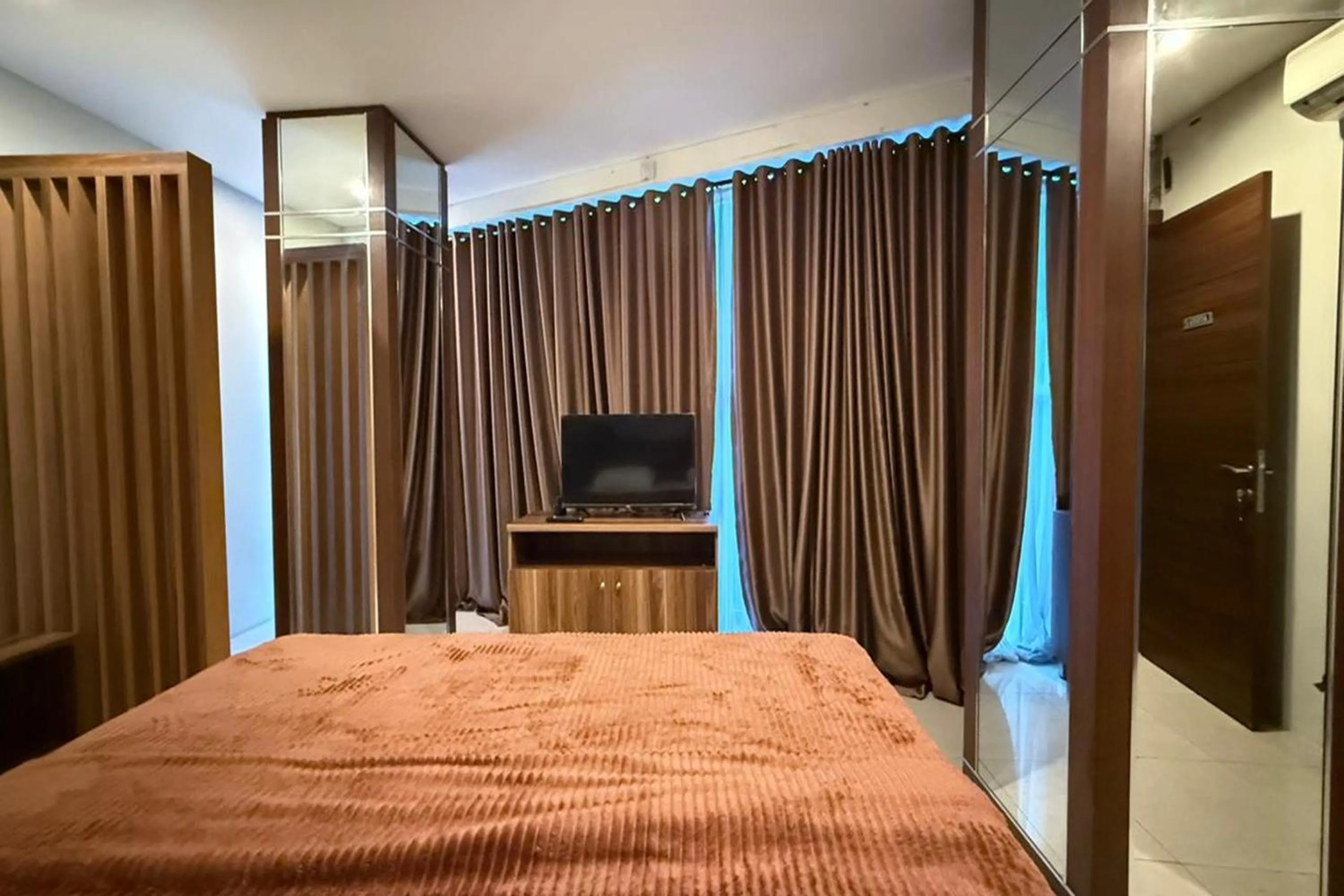 TV and multimedia, Bed in Senayan Suites