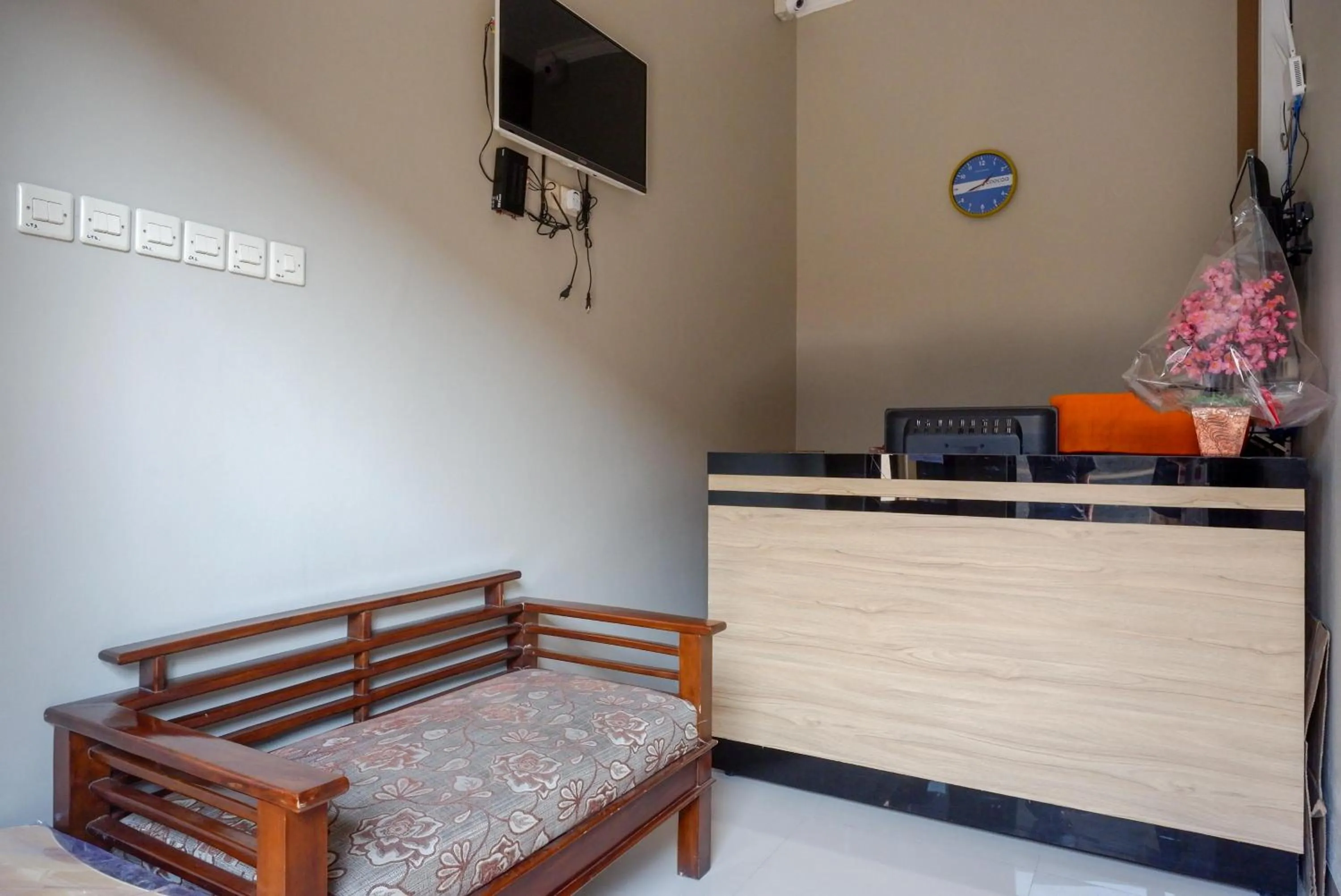 Lobby or reception in Urbanview Hotel near Alun Alun Tegal