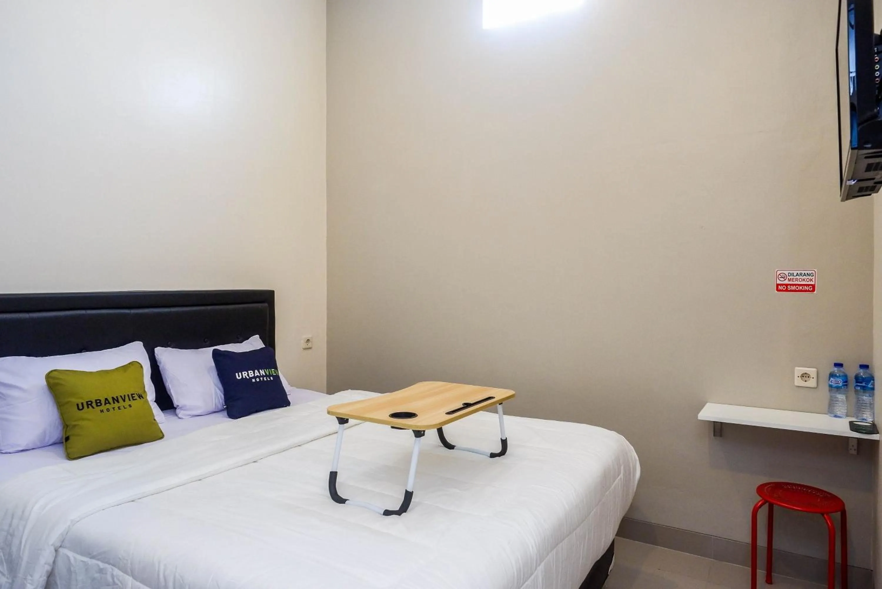 Bedroom, Bed in Urbanview Hotel near Alun Alun Tegal